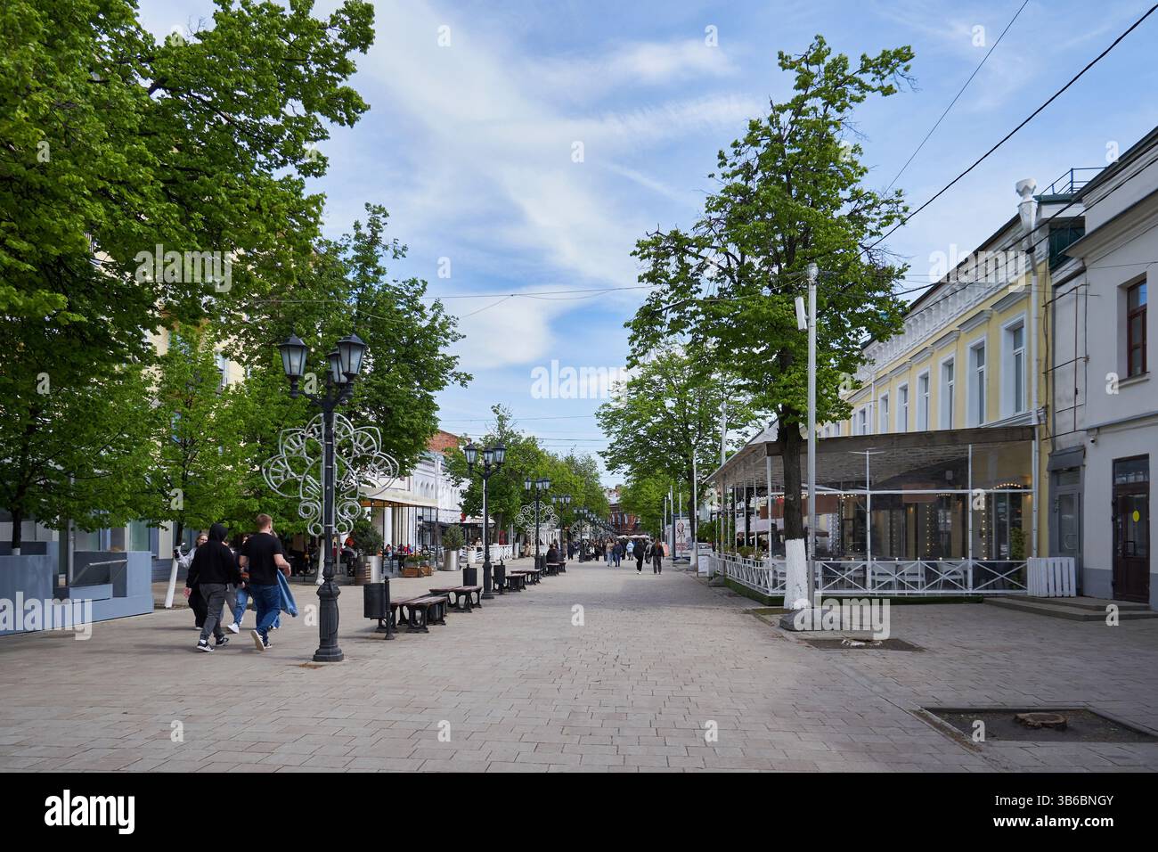 Ryazan, Russia - 3 maggio 2025: Strada pedonale con alberi verdi in una giornata primaverile Foto Stock