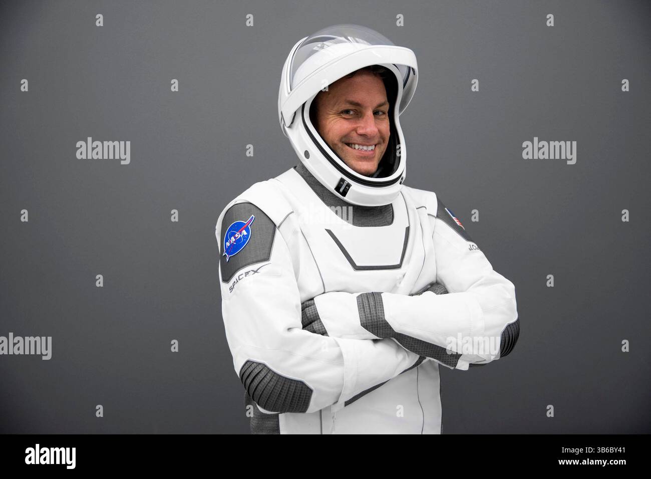 14 giugno 2022, Houston, Texas, Stati Uniti: L'astronauta della NASA Josh Cassada posa per una foto indossando una tuta di lancio e ingresso allo SpaceX di Hawthorne, California durante un allenamento per il suo prossimo viaggio alla stazione spaziale Internazionale nell'ambito della missione SpaceX Crew-5 della NASA (immagine di credito: © NASA via CNP/CNP via ZUMA Press Wire) Foto Stock