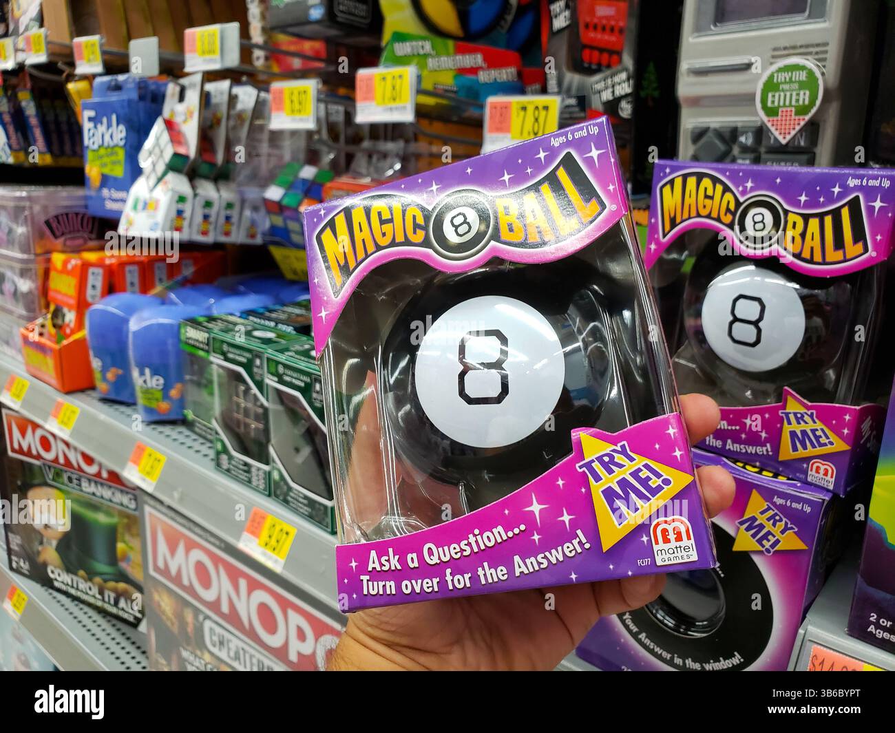 Los Angeles, California, Stati Uniti - 09-19-2019: Vista di una mano che regge un magico giocattolo a 8 sfere nella sezione giocattoli di un grande magazzino. Foto Stock