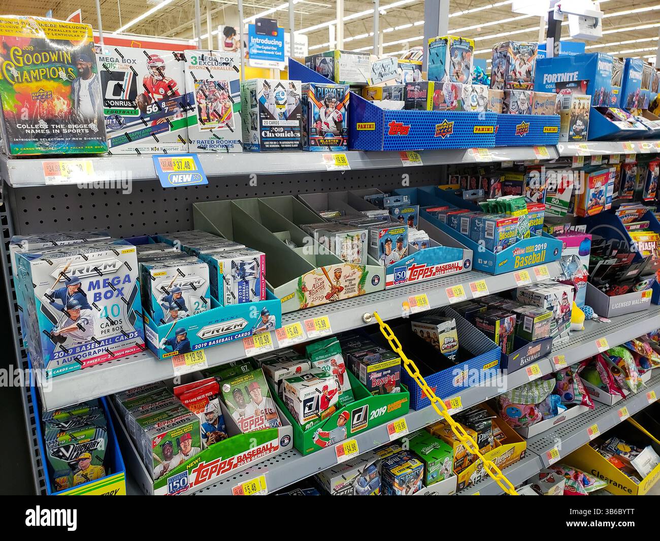 Los Angeles, California, Stati Uniti - 09-19-2019: Una vista di diverse marche di carte sportive, in mostra in un negozio locale. Foto Stock