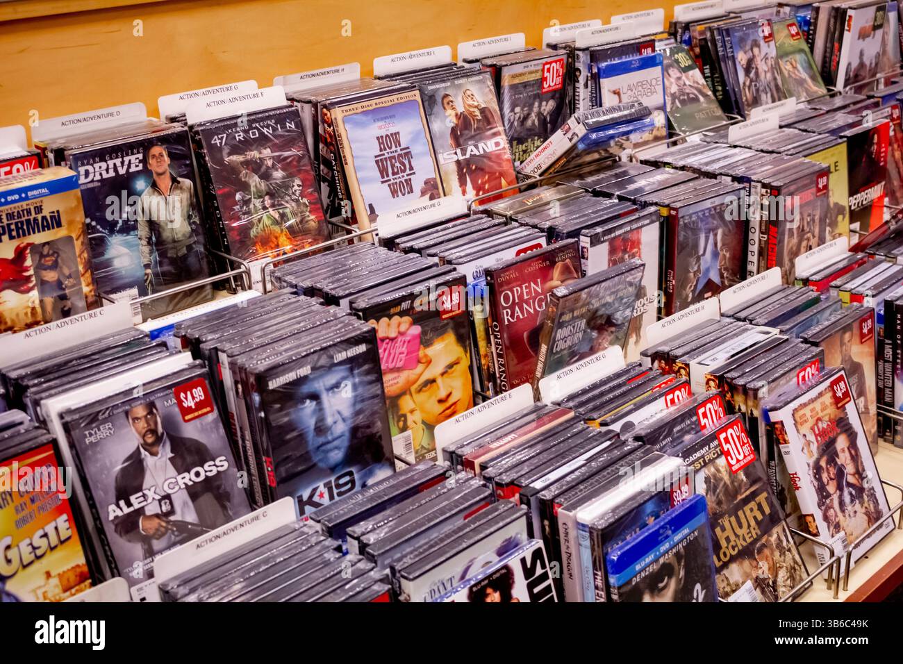 Los Angeles, California, Stati Uniti - 09-19-2019: Una visione di un'esposizione di film in DVD, presso il negozio. Foto Stock