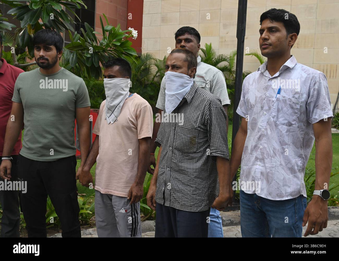 NUOVA DELHI, INDIA - 3 MAGGIO: La polizia di Delhi arresta il Bangladesh Chand Miya (camicia a scacchi) insieme a un bengalese, il re e la mente, una grande rete di infiltrazioni bengalese, scoppiato al PHQ, il 3 maggio 2025 a nuova Delhi, India. La polizia di Delhi ha distrutto una rete multiurbana e arrestato la mente di una banda coinvolta nel portare illegalmente i bengalesi in India e nel dispiegarli come lavoratori a basso costo. Chand Miya utilizzò l'area di confine vicino a Benapole, Bengala Occidentale e Meghalaya per portare in Bangladesh. Era solito accusare 20.000-25.000 RS a persona per ingresso illegale. (Foto di Sonu M Foto Stock