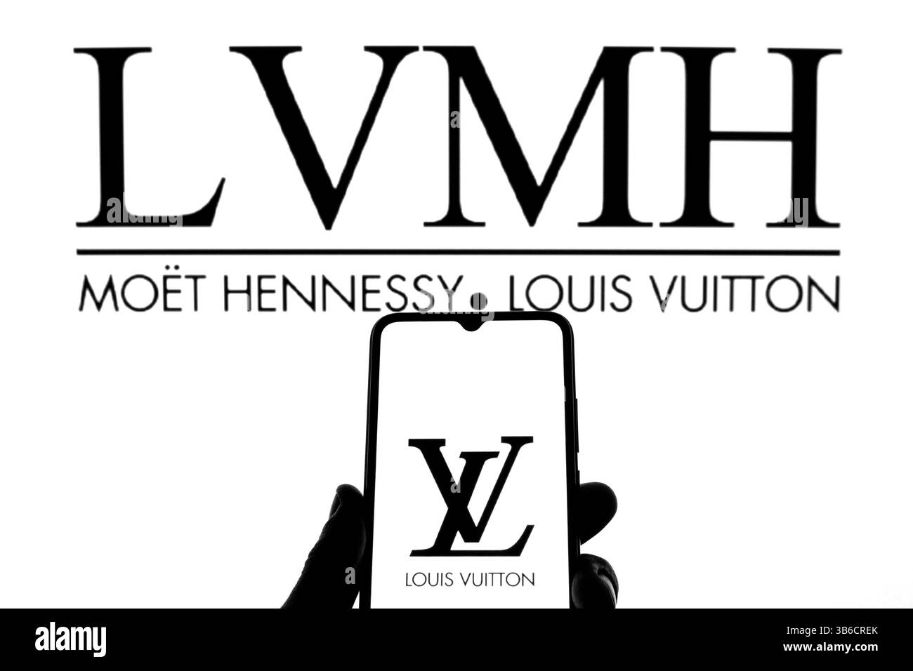 11 marzo 2022, Barcellona, Catalogna: In questa foto viene mostrato un logo Louis Vuitton visualizzato su uno smartphone con il logo LVMH sullo sfondo. (Immagine di credito: © Thiago Prudencio/DAX tramite ZUMA Press Wire) Foto Stock