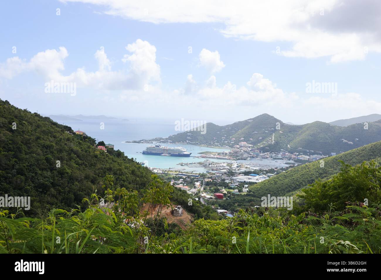9 marzo 2022, Tortola, Isole Vergini: Cime lussureggianti e verdi incorniciano la capitale Road Town e Celebrity crociera lineÃs a bordo nel porto di Tortola, Isole Vergini britanniche il 9 marzo 2022. L'isola ha riaperto agli ospiti nel dicembre 2020, pur mantenendo rigorosi protocolli COVID. (Immagine di credito: © Christopher Drost/SHIFT digital tramite ZUMA Press Wire) Foto Stock