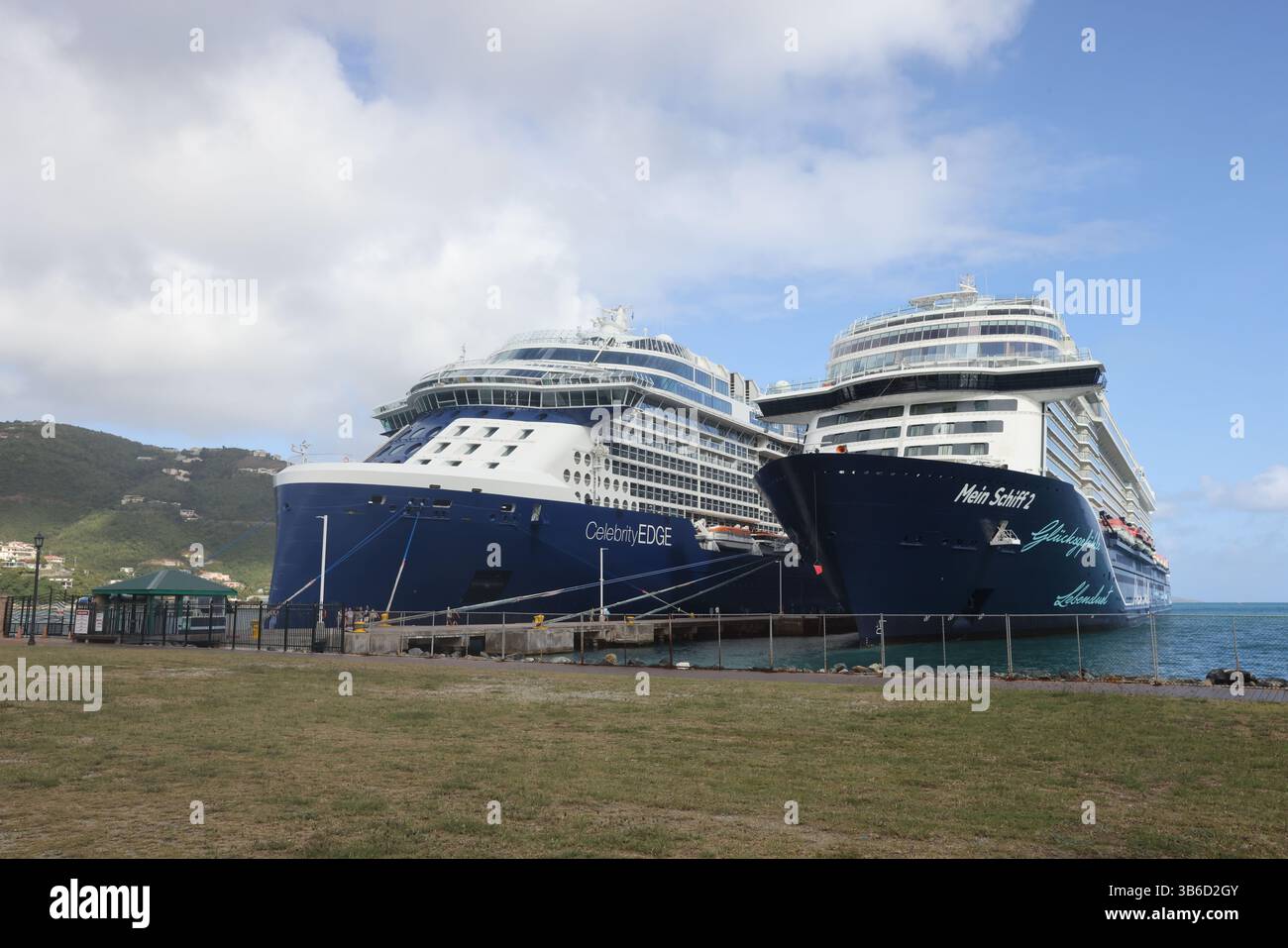 9 marzo 2022, Tortola, Isole Vergini: Celebrity Edge e TUIÃs Mein Schiff 2 navi da crociera nel porto di Tortola, Isole Vergini britanniche il 9 marzo 2022. L'isola ha riaperto agli ospiti nel dicembre 2020, pur mantenendo rigorosi protocolli COVID. (Immagine di credito: © Christopher Drost/SHIFT digital tramite ZUMA Press Wire) Foto Stock