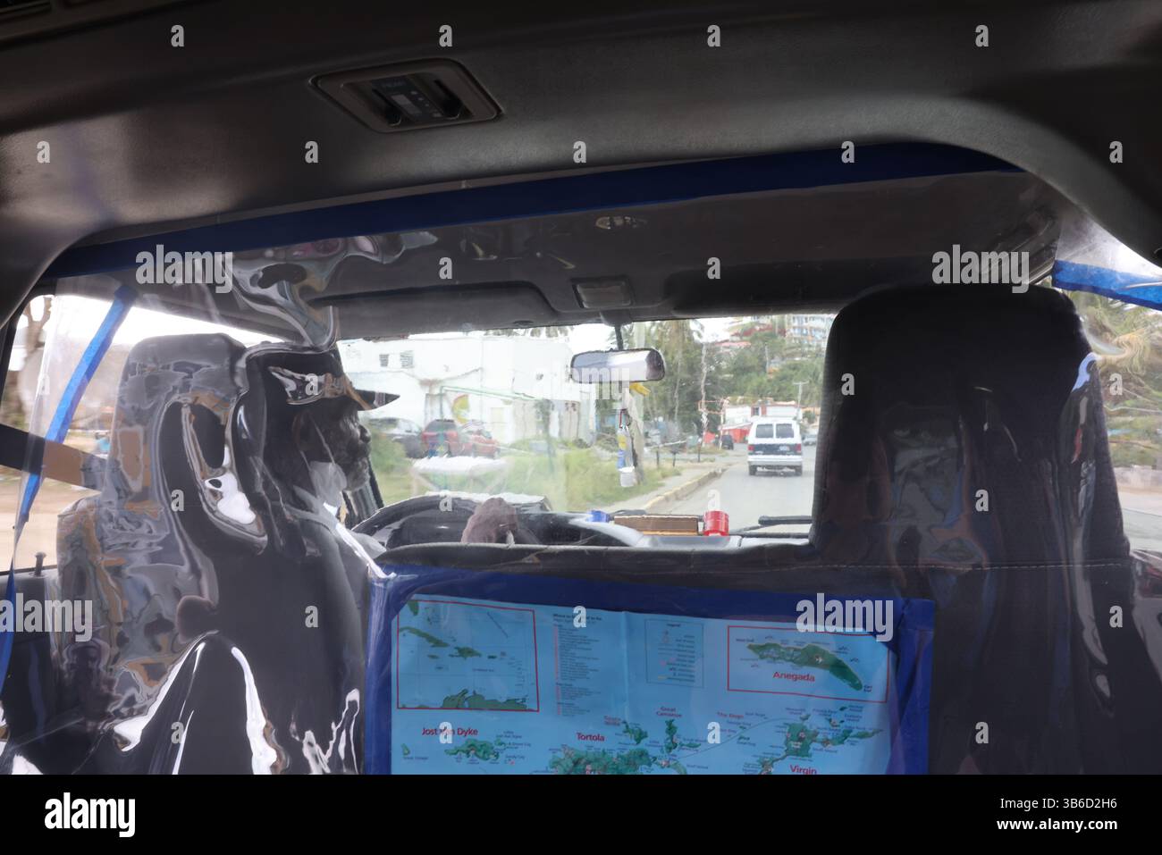 9 marzo 2022, Tortola, Isole Vergini: Un tassista con un grande schermo di plastica che separa i suoi passeggeri a Road Town, Tortola il 9 marzo 2022. L'isola ha riaperto agli ospiti nel dicembre 2020, pur mantenendo rigorosi protocolli COVID. (Immagine di credito: © Christopher Drost/SHIFT digital tramite ZUMA Press Wire) Foto Stock