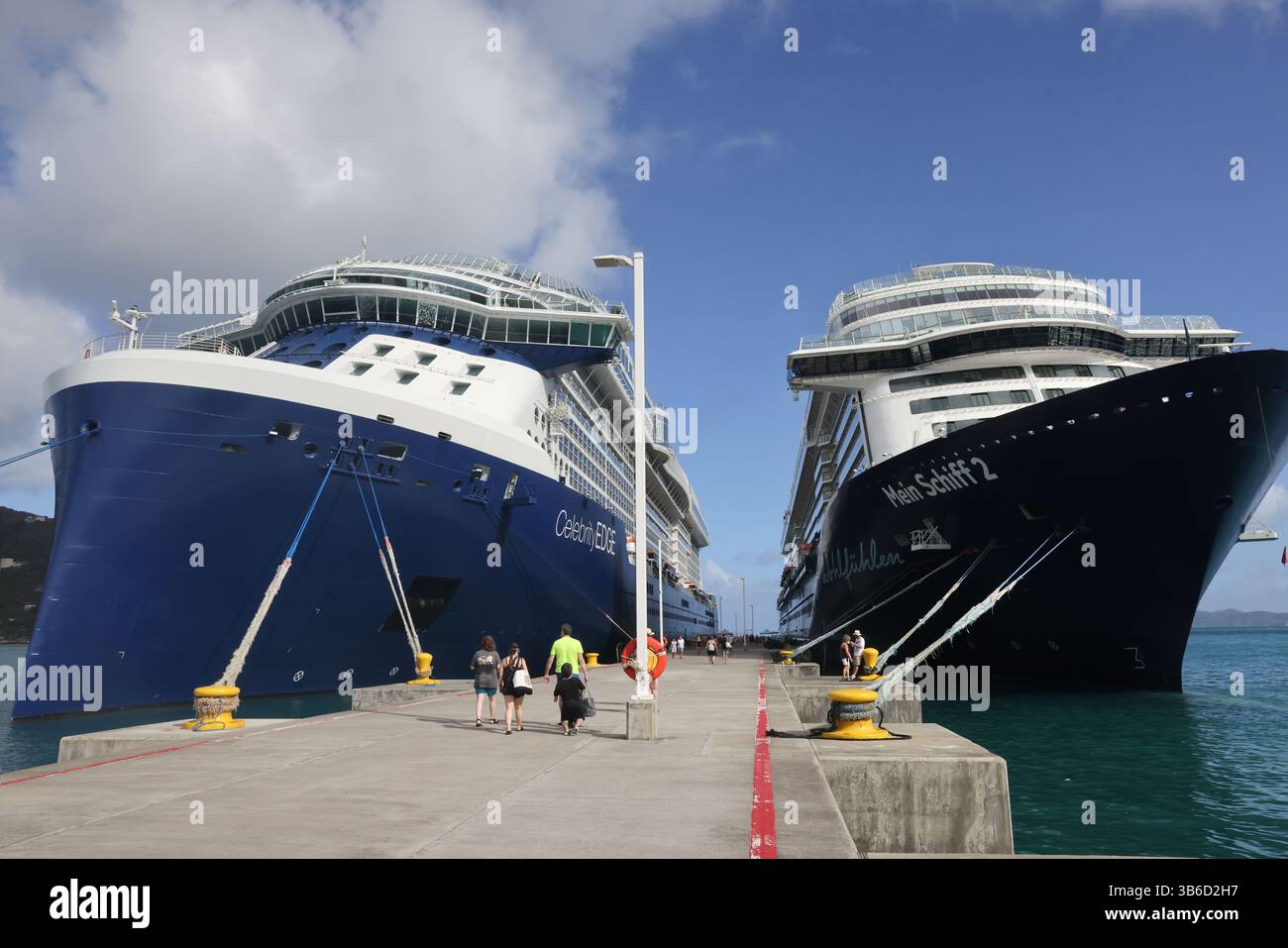 9 marzo 2022, Tortola, Isole Vergini: Gli ospiti tornano alle navi da crociera Celebrity Edge e TUIÃs Mein Schiff 2 nel porto di Tortola, Isole Vergini britanniche il 9 marzo 2022. L'isola ha riaperto agli ospiti nel dicembre 2020, pur mantenendo rigorosi protocolli COVID. (Immagine di credito: © Christopher Drost/SHIFT digital tramite ZUMA Press Wire) Foto Stock