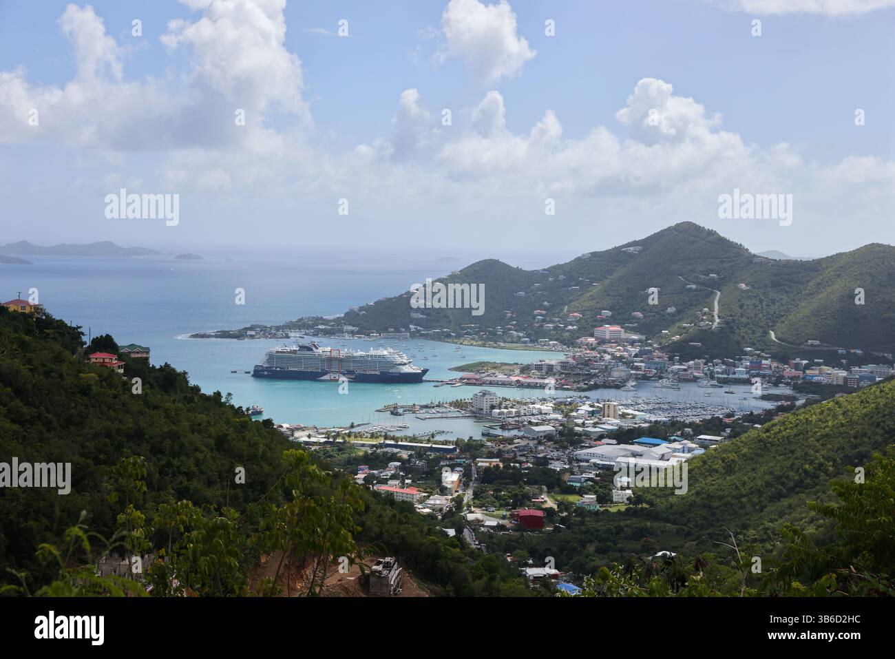 9 marzo 2022, Tortola, Isole Vergini: La capitale Road Town e Celebrity crociera lineÃs a bordo vista nel porto di Tortola, Isole Vergini britanniche il 9 marzo 2022. L'isola ha riaperto agli ospiti nel dicembre 2020, pur mantenendo rigorosi protocolli COVID. (Immagine di credito: © Christopher Drost/SHIFT digital tramite ZUMA Press Wire) Foto Stock
