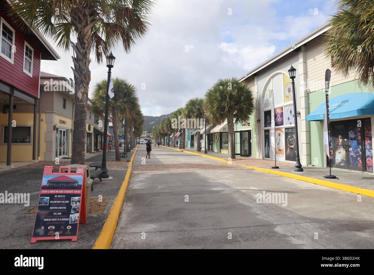 9 marzo 2022, Tortola, Isole Vergini: Una persona solitaria cammina attraverso una strada tranquilla nel quartiere dello shopping del porto di Tortola, Isole Vergini britanniche il 9 marzo 2022. Le navi da crociera stanno iniziando a tornare all’isola dei Caraibi dopo che ha riaperto per il turismo nel dicembre 2020, pur mantenendo rigorosi protocolli COVID. (Immagine di credito: © Christopher Drost/SHIFT digital tramite ZUMA Press Wire) Foto Stock