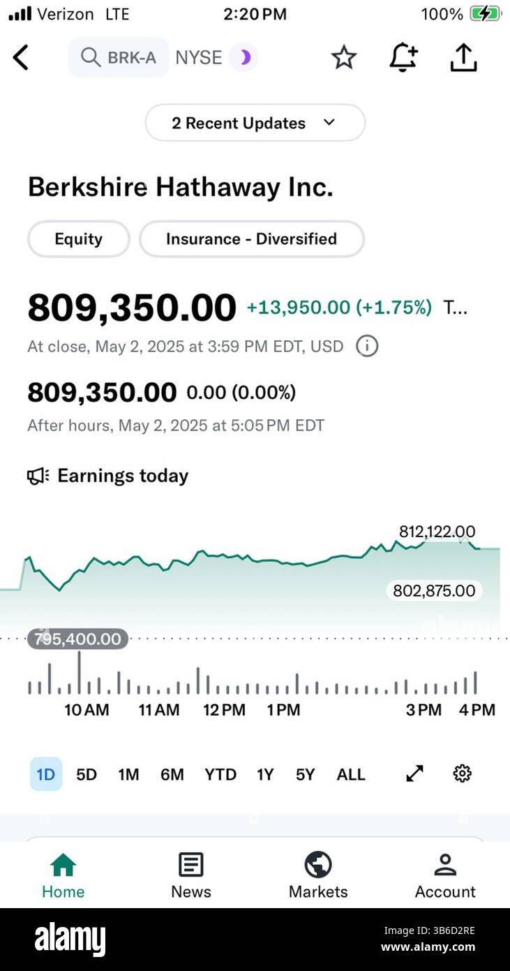 3 maggio 2025, New York City, New York, USA: Apple iPhone screengrab dell'app di Yahoo Finance che mostra il prezzo di chiusura di venerdì 2 maggio.of the Class A Berkshire Hathaway Inc, stock.Warren buffet a dimettersi come CEO Berkshire Hathaway (BRK-B, BRK-A) CEO alla fine di quest'anno, e che consiglierà Greg Abel succedergli.il Consiglio di Berkshire si riunirà domenica 4 maggio. (Credit Image: © Billy Tompkins/ZUMA Press Wire) SOLO PER USO EDITORIALE! Non per USO commerciale! Foto Stock