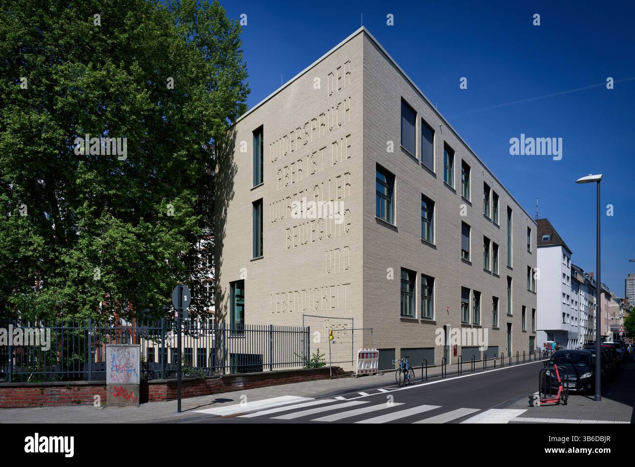 Colonia, Germania aprile 29 2025: Lettere in facciata sull'estensione della vecchia scuola di grammatica Hansa a Colonia con una citazione del filosofo Hegel Foto Stock
