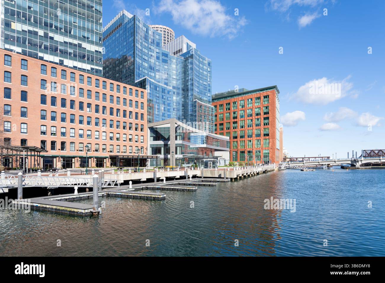 Boston, Massachusetts, Stati Uniti - 11 novembre 2023: Skyline del porto di Boston. Boston, Massachusetts, Stati Uniti Foto Stock