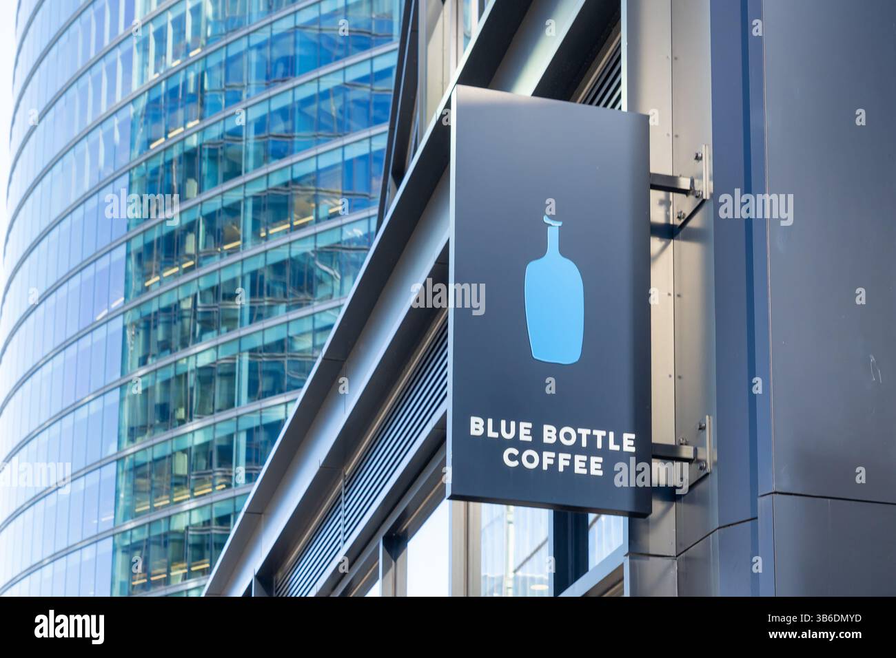 Boston, Massachusetts, Stati Uniti - 11 novembre 2023: Logo e cartello blu sull'edificio di Boston, Massachusetts, Stati Uniti. Foto Stock