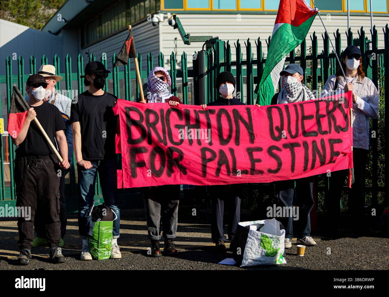 1 maggio 2025: Brighton, Regno Unito. Maggio 2025. Gli attivisti si riuniscono fuori dalla fabbrica di armi L3 Harris a Brighton per condannare la complicità della fabbrica nel continuo bombardamento israeliano della Striscia di Gaza. Â L3 Harris produce meccanismi di rilascio di bombe per i caccia F-35 che sono stati utilizzati dalle forze di difesa israeliane per lanciare bombe su Gaza. I partecipanti bloccarono l'ingresso alla fabbrica di armi L3Harris e denunciarono l'assalto israeliano di 18 mesi a Gaza e in Cisgiordania. Diversi gruppi e organizzazioni tra cui la campagna StopL3Harris, Stop the War, Amnesty, Palestine Sol Foto Stock
