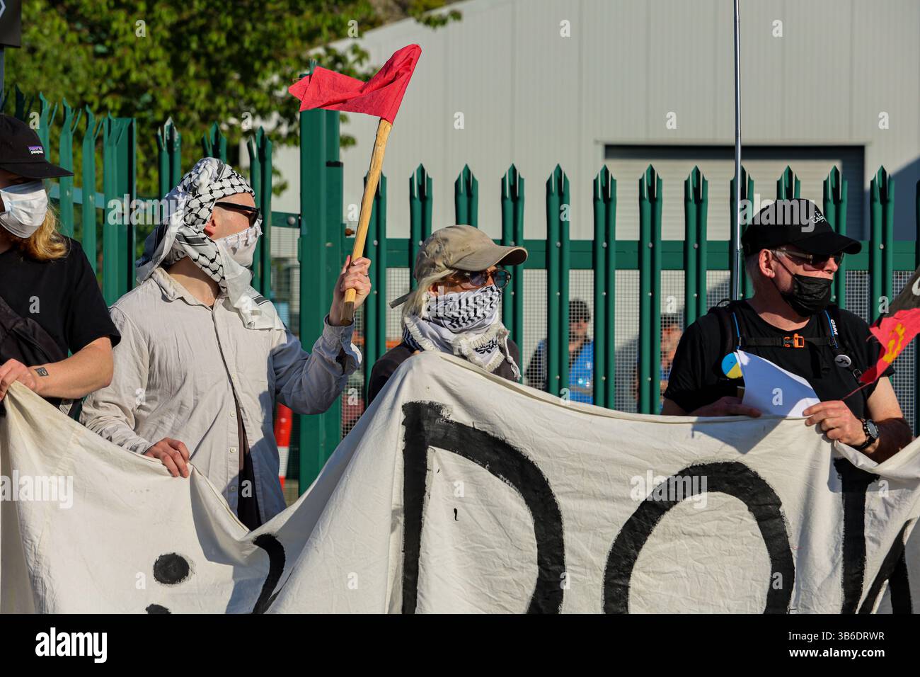 1 maggio 2025: Brighton, Regno Unito. Maggio 2025. Gli attivisti si riuniscono fuori dalla fabbrica di armi L3 Harris a Brighton per condannare la complicità della fabbrica nel continuo bombardamento israeliano della Striscia di Gaza. Â L3 Harris produce meccanismi di rilascio di bombe per i caccia F-35 che sono stati utilizzati dalle forze di difesa israeliane per lanciare bombe su Gaza. I partecipanti bloccarono l'ingresso alla fabbrica di armi L3Harris e denunciarono l'assalto israeliano di 18 mesi a Gaza e in Cisgiordania. Diversi gruppi e organizzazioni tra cui la campagna StopL3Harris, Stop the War, Amnesty, Palestine Sol Foto Stock