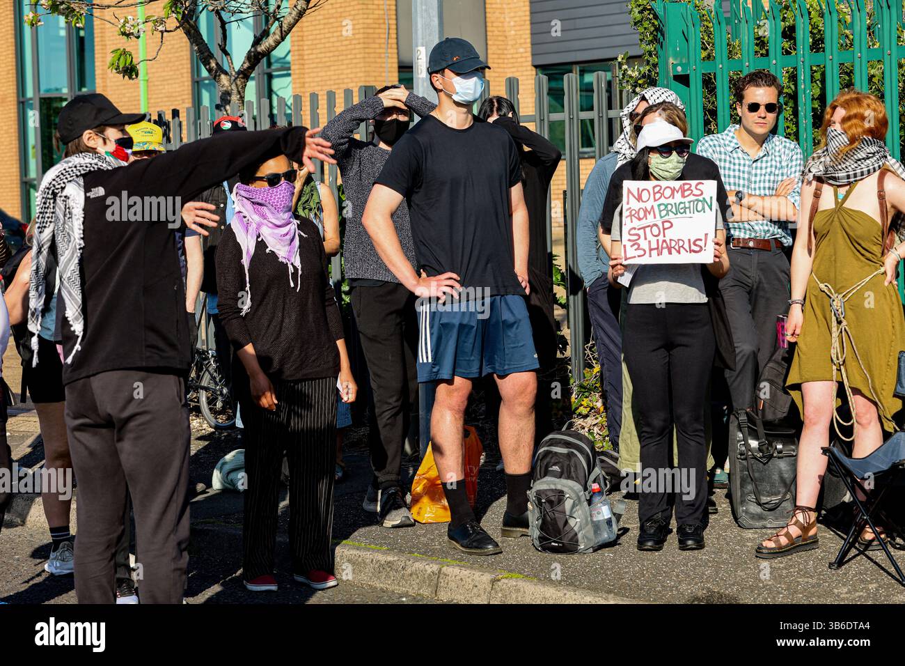 1 maggio 2025: Brighton, Regno Unito. Maggio 2025. Gli attivisti si riuniscono fuori dalla fabbrica di armi L3 Harris a Brighton per condannare la complicità della fabbrica nel continuo bombardamento israeliano della Striscia di Gaza. Â L3 Harris produce meccanismi di rilascio di bombe per i caccia F-35 che sono stati utilizzati dalle forze di difesa israeliane per lanciare bombe su Gaza. I partecipanti bloccarono l'ingresso alla fabbrica di armi L3Harris e denunciarono l'assalto israeliano di 18 mesi a Gaza e in Cisgiordania. Diversi gruppi e organizzazioni tra cui la campagna StopL3Harris, Stop the War, Amnesty, Palestine Sol Foto Stock
