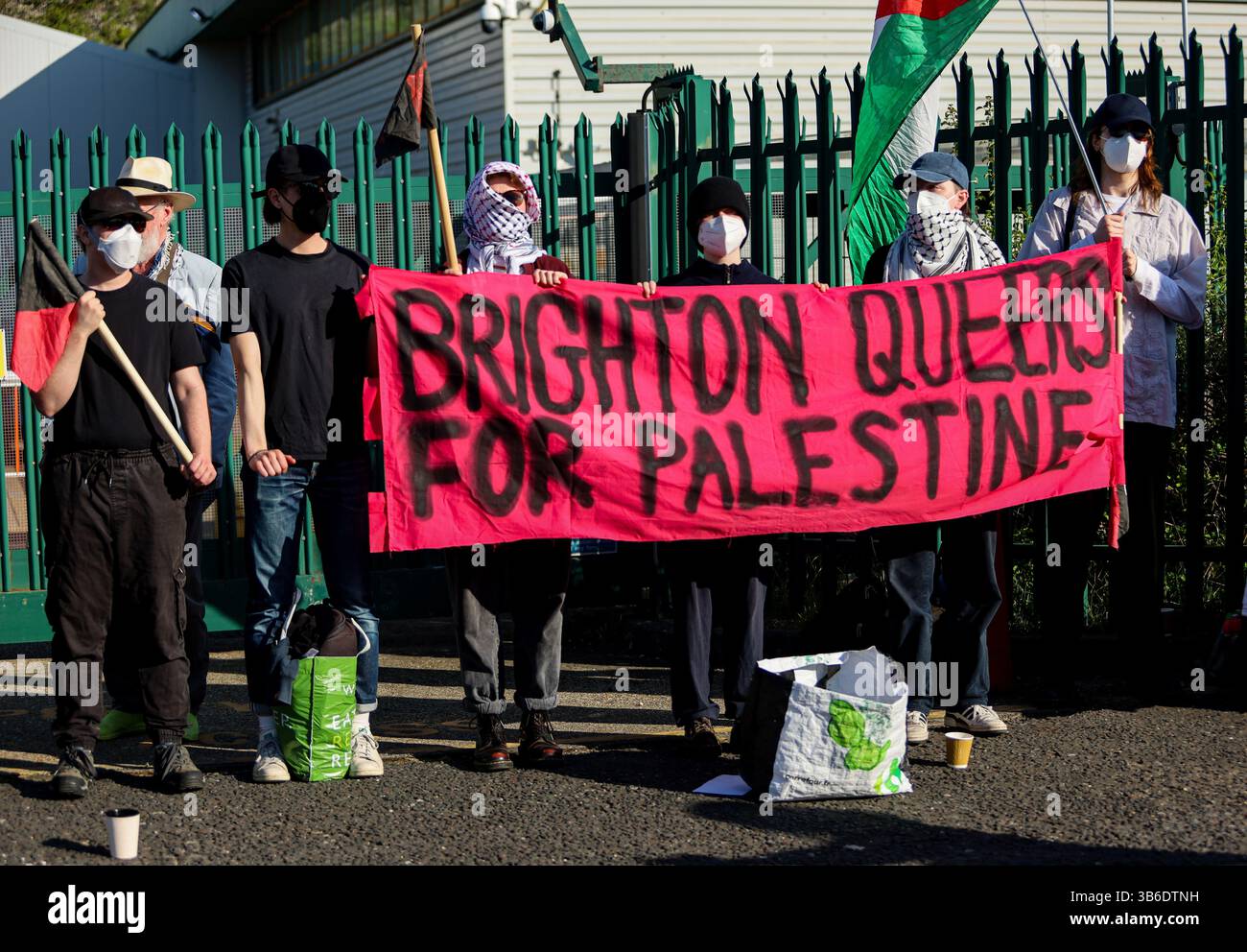 1 maggio 2025: Brighton, Regno Unito. Maggio 2025. Gli attivisti si riuniscono fuori dalla fabbrica di armi L3 Harris a Brighton per condannare la complicità della fabbrica nel continuo bombardamento israeliano della Striscia di Gaza. Â L3 Harris produce meccanismi di rilascio di bombe per i caccia F-35 che sono stati utilizzati dalle forze di difesa israeliane per lanciare bombe su Gaza. I partecipanti bloccarono l'ingresso alla fabbrica di armi L3Harris e denunciarono l'assalto israeliano di 18 mesi a Gaza e in Cisgiordania. Diversi gruppi e organizzazioni tra cui la campagna StopL3Harris, Stop the War, Amnesty, Palestine Sol Foto Stock