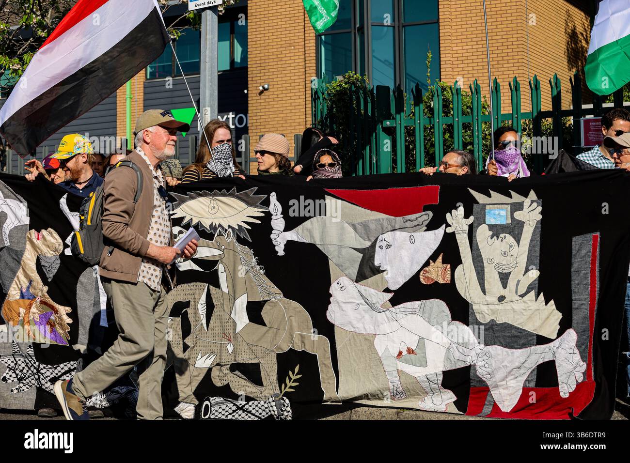 1 maggio 2025: Brighton, Regno Unito. Maggio 2025. Gli attivisti si riuniscono fuori dalla fabbrica di armi L3 Harris a Brighton per condannare la complicità della fabbrica nel continuo bombardamento israeliano della Striscia di Gaza. Â L3 Harris produce meccanismi di rilascio di bombe per i caccia F-35 che sono stati utilizzati dalle forze di difesa israeliane per lanciare bombe su Gaza. I partecipanti bloccarono l'ingresso alla fabbrica di armi L3Harris e denunciarono l'assalto israeliano di 18 mesi a Gaza e in Cisgiordania. Diversi gruppi e organizzazioni tra cui la campagna StopL3Harris, Stop the War, Amnesty, Palestine Sol Foto Stock
