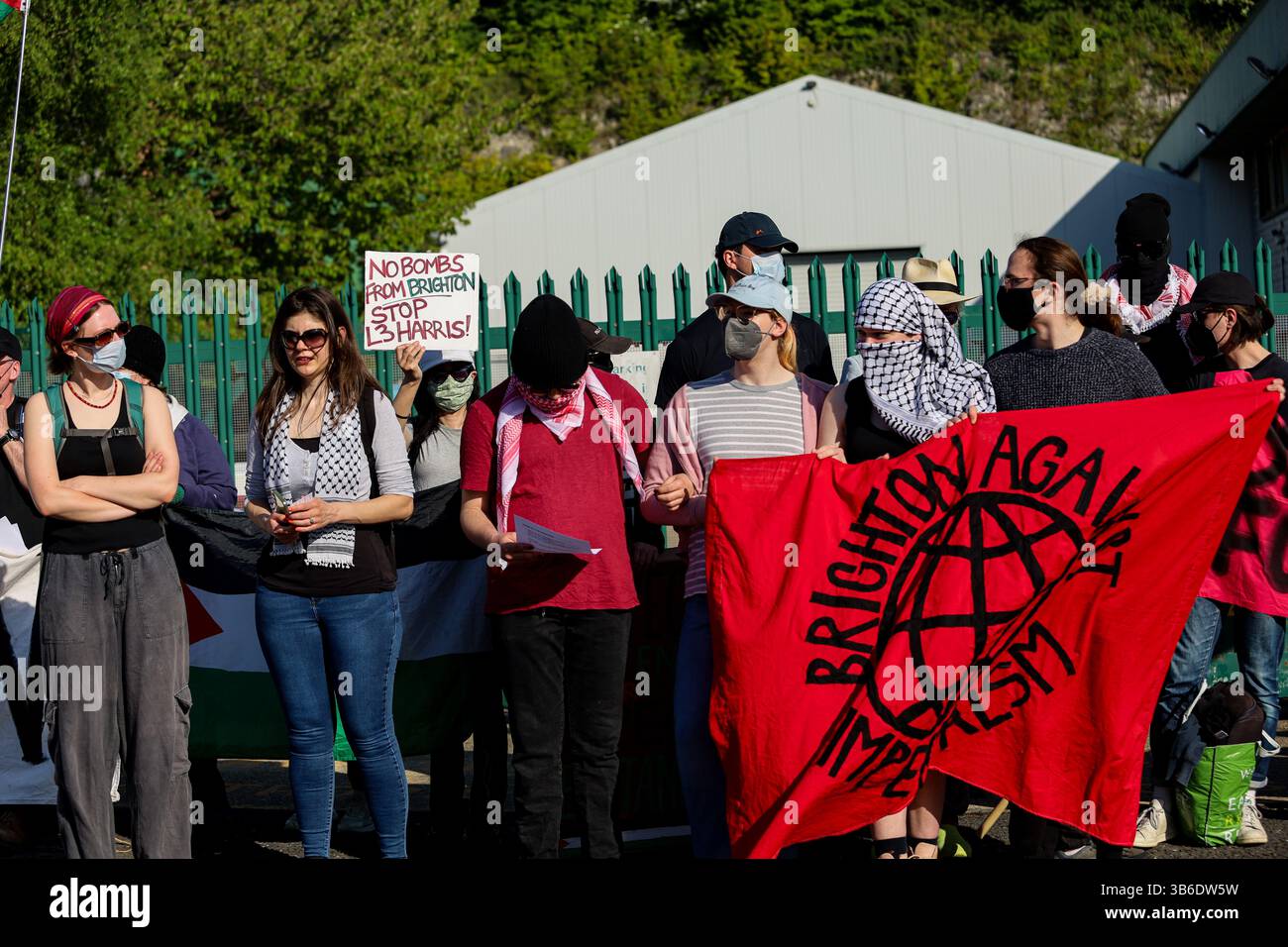 1 maggio 2025: Brighton, Regno Unito. Maggio 2025. Gli attivisti si riuniscono fuori dalla fabbrica di armi L3 Harris a Brighton per condannare la complicità della fabbrica nel continuo bombardamento israeliano della Striscia di Gaza. Â L3 Harris produce meccanismi di rilascio di bombe per i caccia F-35 che sono stati utilizzati dalle forze di difesa israeliane per lanciare bombe su Gaza. I partecipanti bloccarono l'ingresso alla fabbrica di armi L3Harris e denunciarono l'assalto israeliano di 18 mesi a Gaza e in Cisgiordania. Diversi gruppi e organizzazioni tra cui la campagna StopL3Harris, Stop the War, Amnesty, Palestine Sol Foto Stock