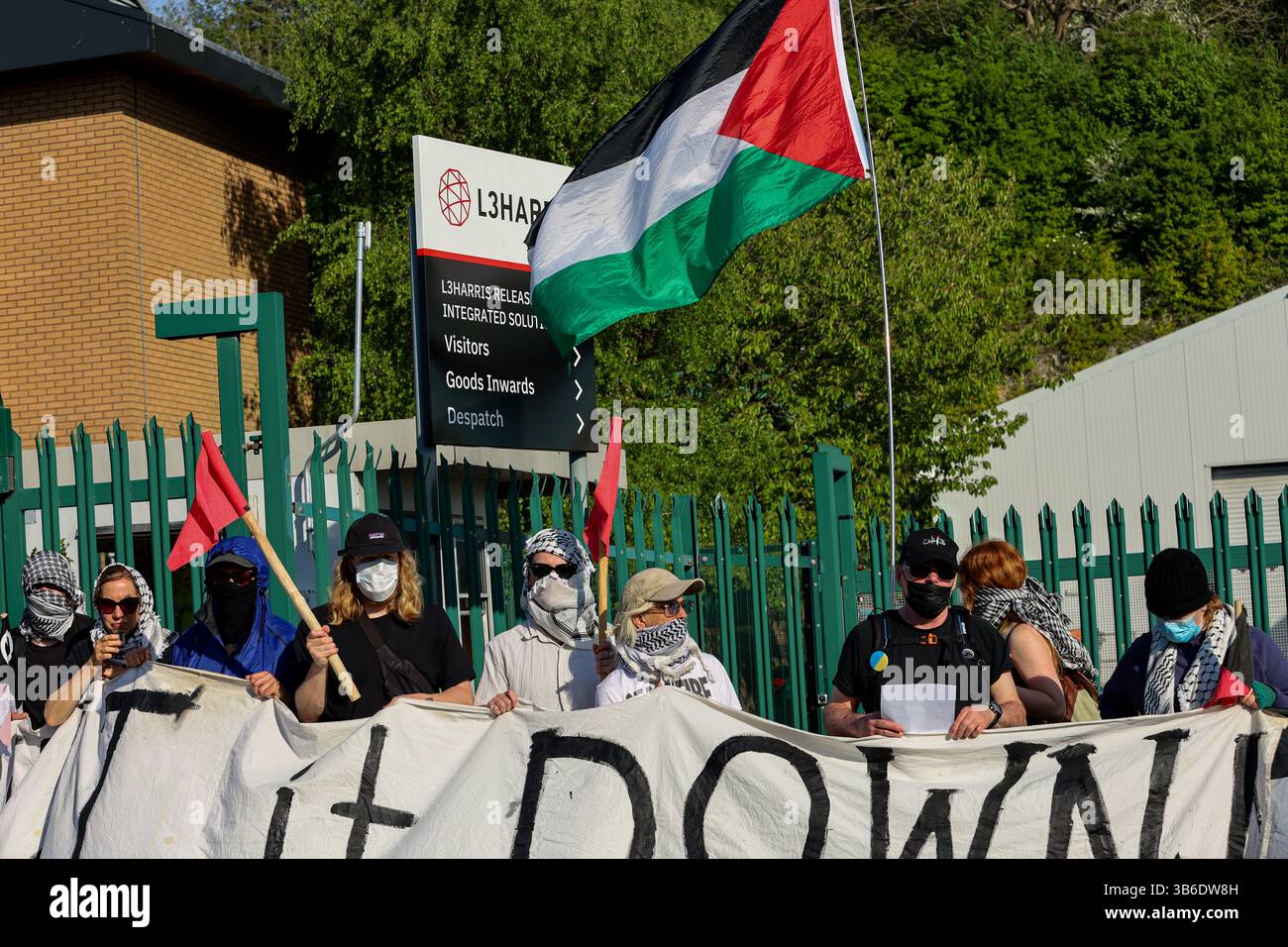 1 maggio 2025: Brighton, Regno Unito. Maggio 2025. Gli attivisti si riuniscono fuori dalla fabbrica di armi L3 Harris a Brighton per condannare la complicità della fabbrica nel continuo bombardamento israeliano della Striscia di Gaza. Â L3 Harris produce meccanismi di rilascio di bombe per i caccia F-35 che sono stati utilizzati dalle forze di difesa israeliane per lanciare bombe su Gaza. I partecipanti bloccarono l'ingresso alla fabbrica di armi L3Harris e denunciarono l'assalto israeliano di 18 mesi a Gaza e in Cisgiordania. Diversi gruppi e organizzazioni tra cui la campagna StopL3Harris, Stop the War, Amnesty, Palestine Sol Foto Stock