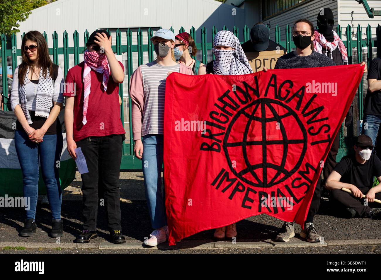 1 maggio 2025: Brighton, Regno Unito. Maggio 2025. Gli attivisti si riuniscono fuori dalla fabbrica di armi L3 Harris a Brighton per condannare la complicità della fabbrica nel continuo bombardamento israeliano della Striscia di Gaza. Â L3 Harris produce meccanismi di rilascio di bombe per i caccia F-35 che sono stati utilizzati dalle forze di difesa israeliane per lanciare bombe su Gaza. I partecipanti bloccarono l'ingresso alla fabbrica di armi L3Harris e denunciarono l'assalto israeliano di 18 mesi a Gaza e in Cisgiordania. Diversi gruppi e organizzazioni tra cui la campagna StopL3Harris, Stop the War, Amnesty, Palestine Sol Foto Stock
