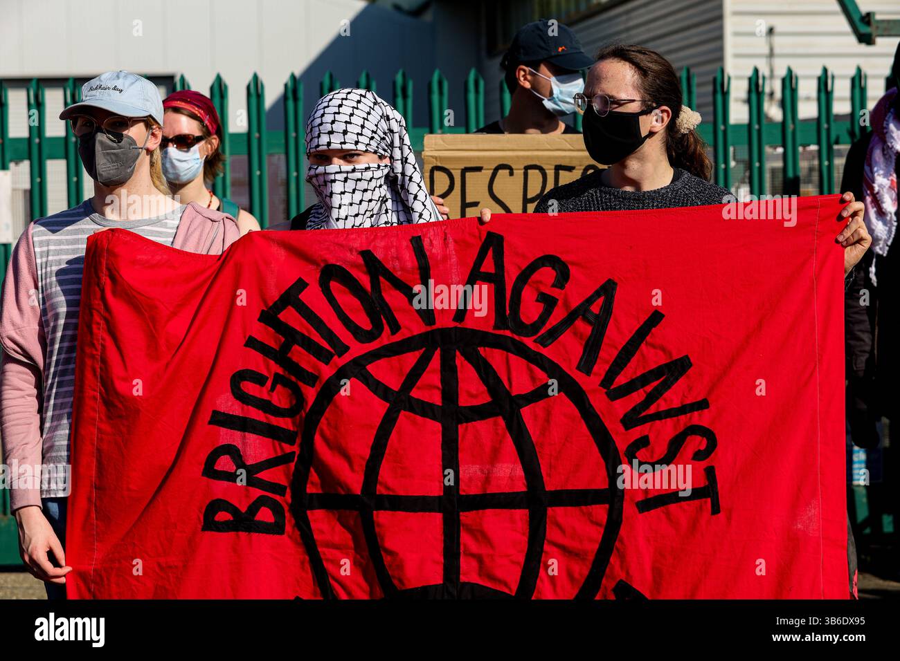 1 maggio 2025: Brighton, Regno Unito. Maggio 2025. Gli attivisti si riuniscono fuori dalla fabbrica di armi L3 Harris a Brighton per condannare la complicità della fabbrica nel continuo bombardamento israeliano della Striscia di Gaza. Â L3 Harris produce meccanismi di rilascio di bombe per i caccia F-35 che sono stati utilizzati dalle forze di difesa israeliane per lanciare bombe su Gaza. I partecipanti bloccarono l'ingresso alla fabbrica di armi L3Harris e denunciarono l'assalto israeliano di 18 mesi a Gaza e in Cisgiordania. Diversi gruppi e organizzazioni tra cui la campagna StopL3Harris, Stop the War, Amnesty, Palestine Sol Foto Stock