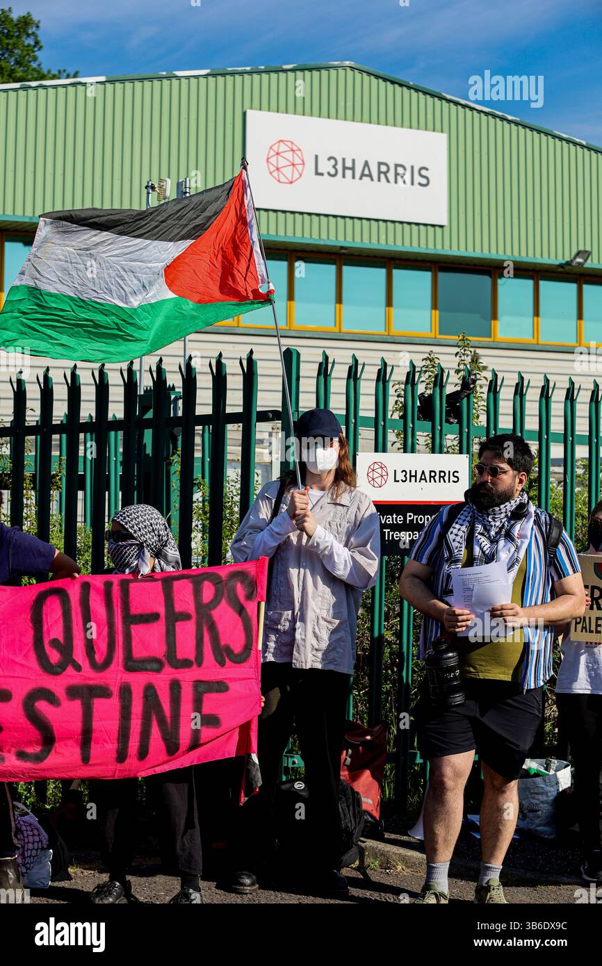 1 maggio 2025: Brighton, Regno Unito. Maggio 2025. Gli attivisti si riuniscono fuori dalla fabbrica di armi L3 Harris a Brighton per condannare la complicità della fabbrica nel continuo bombardamento israeliano della Striscia di Gaza. Â L3 Harris produce meccanismi di rilascio di bombe per i caccia F-35 che sono stati utilizzati dalle forze di difesa israeliane per lanciare bombe su Gaza. I partecipanti bloccarono l'ingresso alla fabbrica di armi L3Harris e denunciarono l'assalto israeliano di 18 mesi a Gaza e in Cisgiordania. Diversi gruppi e organizzazioni tra cui la campagna StopL3Harris, Stop the War, Amnesty, Palestine Sol Foto Stock