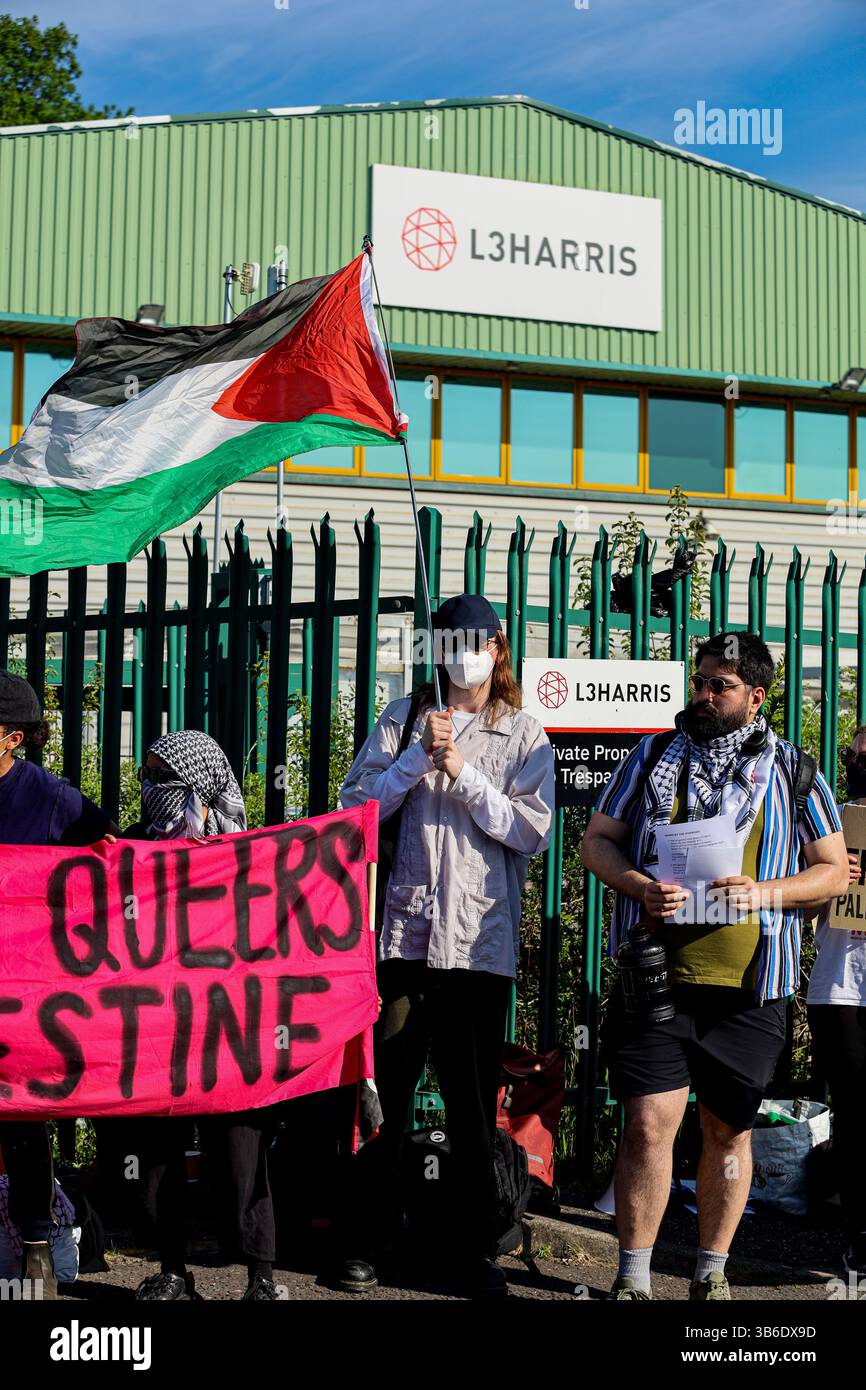 1 maggio 2025: Brighton, Regno Unito. Maggio 2025. Gli attivisti si riuniscono fuori dalla fabbrica di armi L3 Harris a Brighton per condannare la complicità della fabbrica nel continuo bombardamento israeliano della Striscia di Gaza. Â L3 Harris produce meccanismi di rilascio di bombe per i caccia F-35 che sono stati utilizzati dalle forze di difesa israeliane per lanciare bombe su Gaza. I partecipanti bloccarono l'ingresso alla fabbrica di armi L3Harris e denunciarono l'assalto israeliano di 18 mesi a Gaza e in Cisgiordania. Diversi gruppi e organizzazioni tra cui la campagna StopL3Harris, Stop the War, Amnesty, Palestine Sol Foto Stock