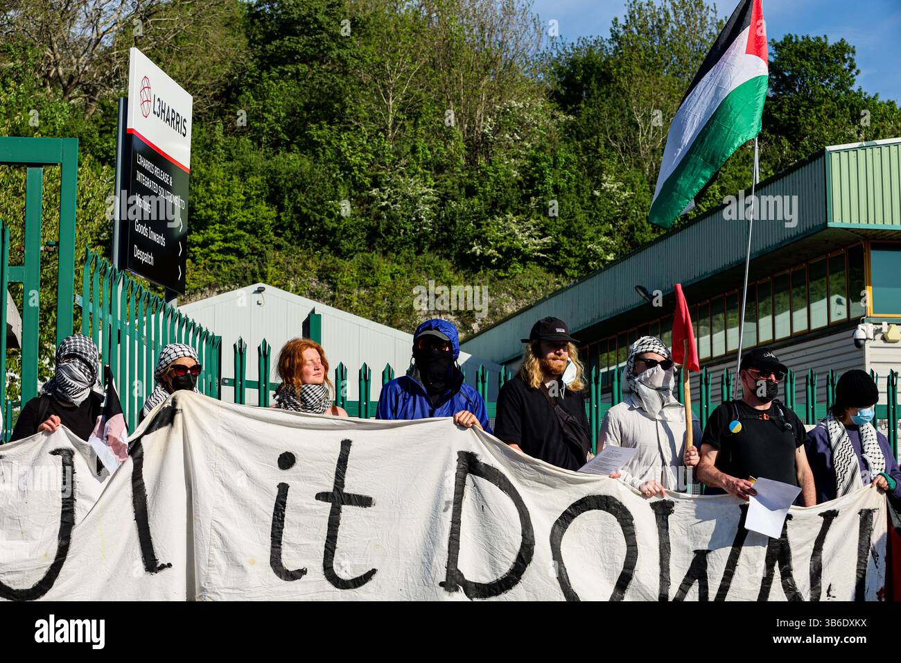1 maggio 2025: Brighton, Regno Unito. Maggio 2025. Gli attivisti si riuniscono fuori dalla fabbrica di armi L3 Harris a Brighton per condannare la complicità della fabbrica nel continuo bombardamento israeliano della Striscia di Gaza. Â L3 Harris produce meccanismi di rilascio di bombe per i caccia F-35 che sono stati utilizzati dalle forze di difesa israeliane per lanciare bombe su Gaza. I partecipanti bloccarono l'ingresso alla fabbrica di armi L3Harris e denunciarono l'assalto israeliano di 18 mesi a Gaza e in Cisgiordania. Diversi gruppi e organizzazioni tra cui la campagna StopL3Harris, Stop the War, Amnesty, Palestine Sol Foto Stock