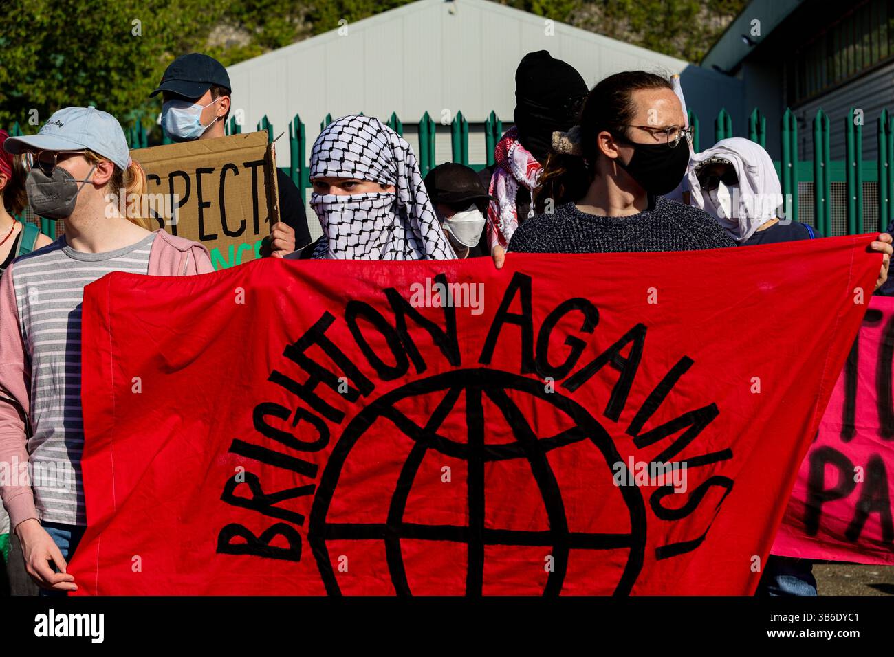 1 maggio 2025: Brighton, Regno Unito. Maggio 2025. Gli attivisti si riuniscono fuori dalla fabbrica di armi L3 Harris a Brighton per condannare la complicità della fabbrica nel continuo bombardamento israeliano della Striscia di Gaza. Â L3 Harris produce meccanismi di rilascio di bombe per i caccia F-35 che sono stati utilizzati dalle forze di difesa israeliane per lanciare bombe su Gaza. I partecipanti bloccarono l'ingresso alla fabbrica di armi L3Harris e denunciarono l'assalto israeliano di 18 mesi a Gaza e in Cisgiordania. Diversi gruppi e organizzazioni tra cui la campagna StopL3Harris, Stop the War, Amnesty, Palestine Sol Foto Stock