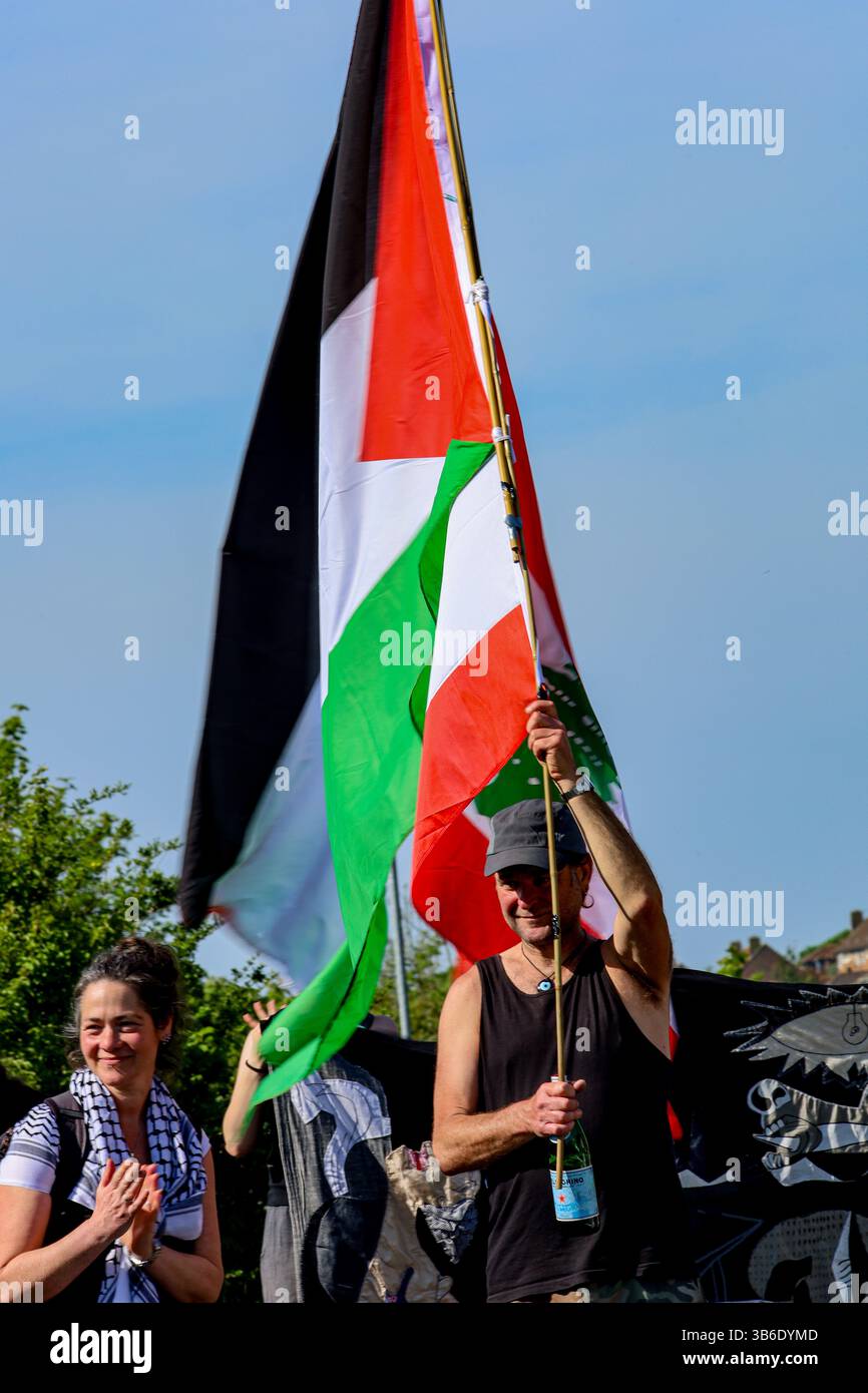 1 maggio 2025: Brighton, Regno Unito. Maggio 2025. Gli attivisti si riuniscono fuori dalla fabbrica di armi L3 Harris a Brighton per condannare la complicità della fabbrica nel continuo bombardamento israeliano della Striscia di Gaza. Â L3 Harris produce meccanismi di rilascio di bombe per i caccia F-35 che sono stati utilizzati dalle forze di difesa israeliane per lanciare bombe su Gaza. I partecipanti bloccarono l'ingresso alla fabbrica di armi L3Harris e denunciarono l'assalto israeliano di 18 mesi a Gaza e in Cisgiordania. Diversi gruppi e organizzazioni tra cui la campagna StopL3Harris, Stop the War, Amnesty, Palestine Sol Foto Stock
