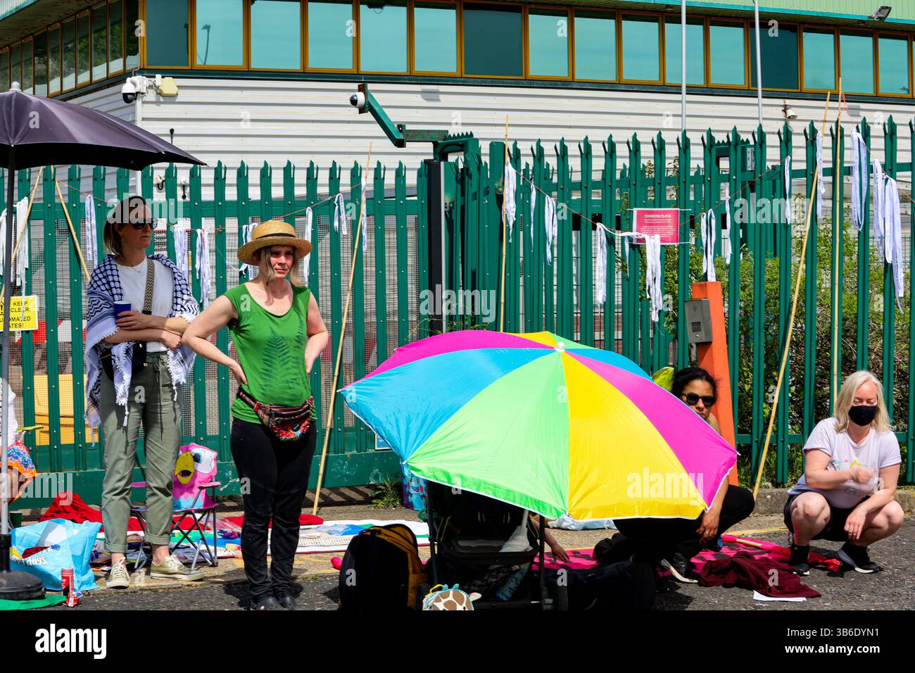 1 maggio 2025: Brighton, Regno Unito. Maggio 2025. Gli attivisti si riuniscono fuori dalla fabbrica di armi L3 Harris a Brighton per condannare la complicità della fabbrica nel continuo bombardamento israeliano della Striscia di Gaza. Â L3 Harris produce meccanismi di rilascio di bombe per i caccia F-35 che sono stati utilizzati dalle forze di difesa israeliane per lanciare bombe su Gaza. I partecipanti bloccarono l'ingresso alla fabbrica di armi L3Harris e denunciarono l'assalto israeliano di 18 mesi a Gaza e in Cisgiordania. Diversi gruppi e organizzazioni tra cui la campagna StopL3Harris, Stop the War, Amnesty, Palestine Sol Foto Stock
