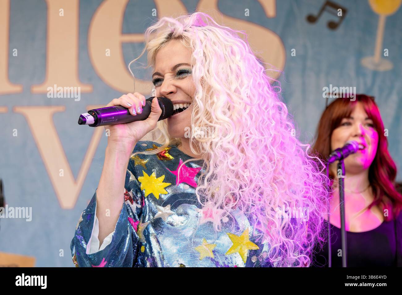 Preston Park, Brighton, City of Brighton & Hove, East Sussex, Regno Unito. Un festival adatto alle famiglie, il Brighton Foodies 2025 Food Festival con esposizioni di cucina, cottura e degustazione di bevande con una varietà di bancarelle e palco musicale. Questa immagine mostra Pixie Lott che si esibisce sul palco musicale alla fine del primo giorno del festival. 3 maggio 2025 David Smith/Alamy Foto Stock