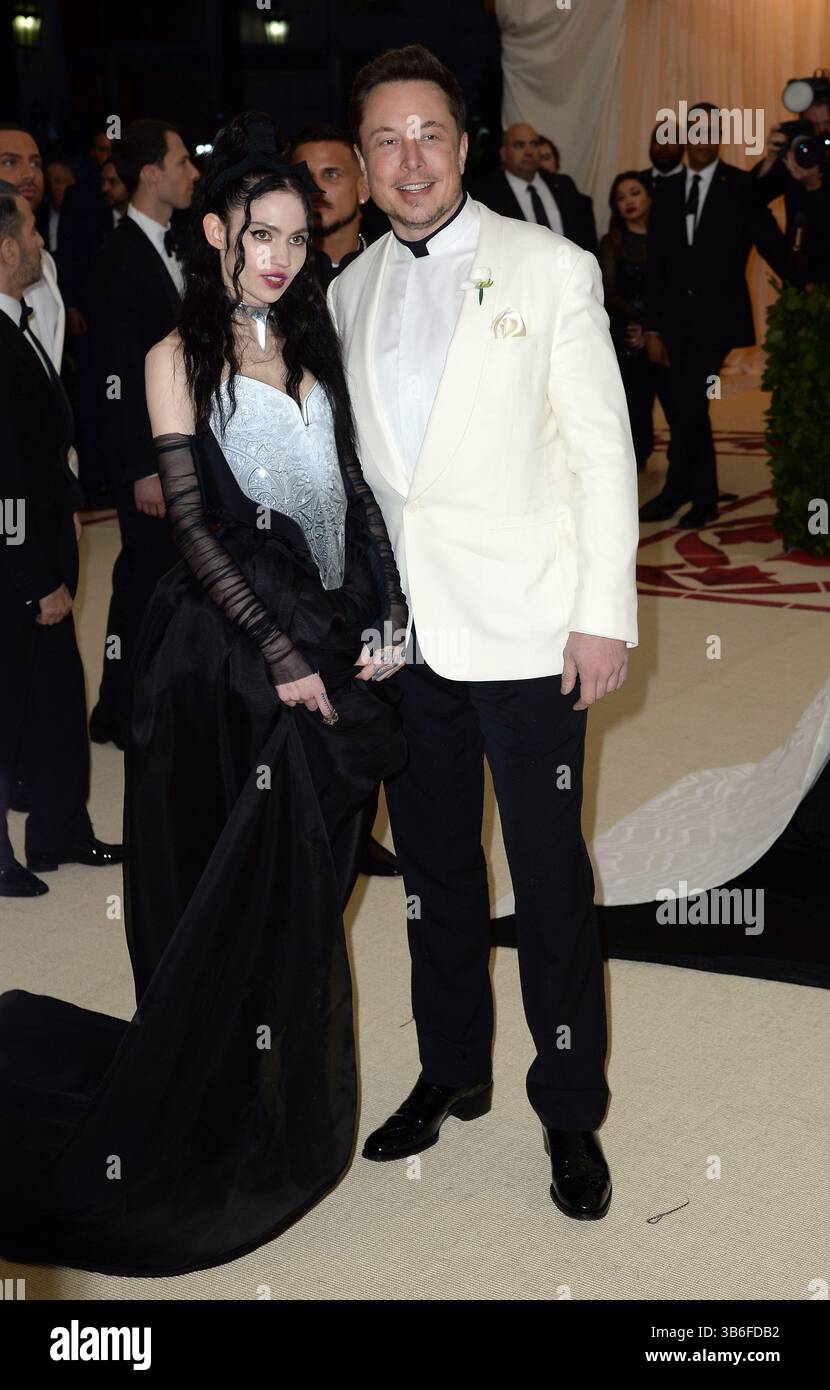 4 ottobre 2023: Il cantante GRIMES ha presentato una petizione legale sui diritti dei genitori dei tre figli che condivide con ELON MUSK. I registri della Corte mostrano che Grimes, il cui nome legale è Claire Boucher, ha presentato una petizione "per stabilire un rapporto genitoriale” il 29 settembre. Grimes, 35 anni, in precedenza accusava Musk di bloccare l'accesso a uno dei suoi figli in un post sui social media ormai cancellato. Il signor Musk, 52 anni, ha almeno 11 figli con tre donne diverse. FOTO FILE: 7 maggio 2018 - New York: Elon Musk and Grimes arriva a Heavenly Bodies: Fashion & the Catholic Imagination Costume Institute Gala Foto Stock