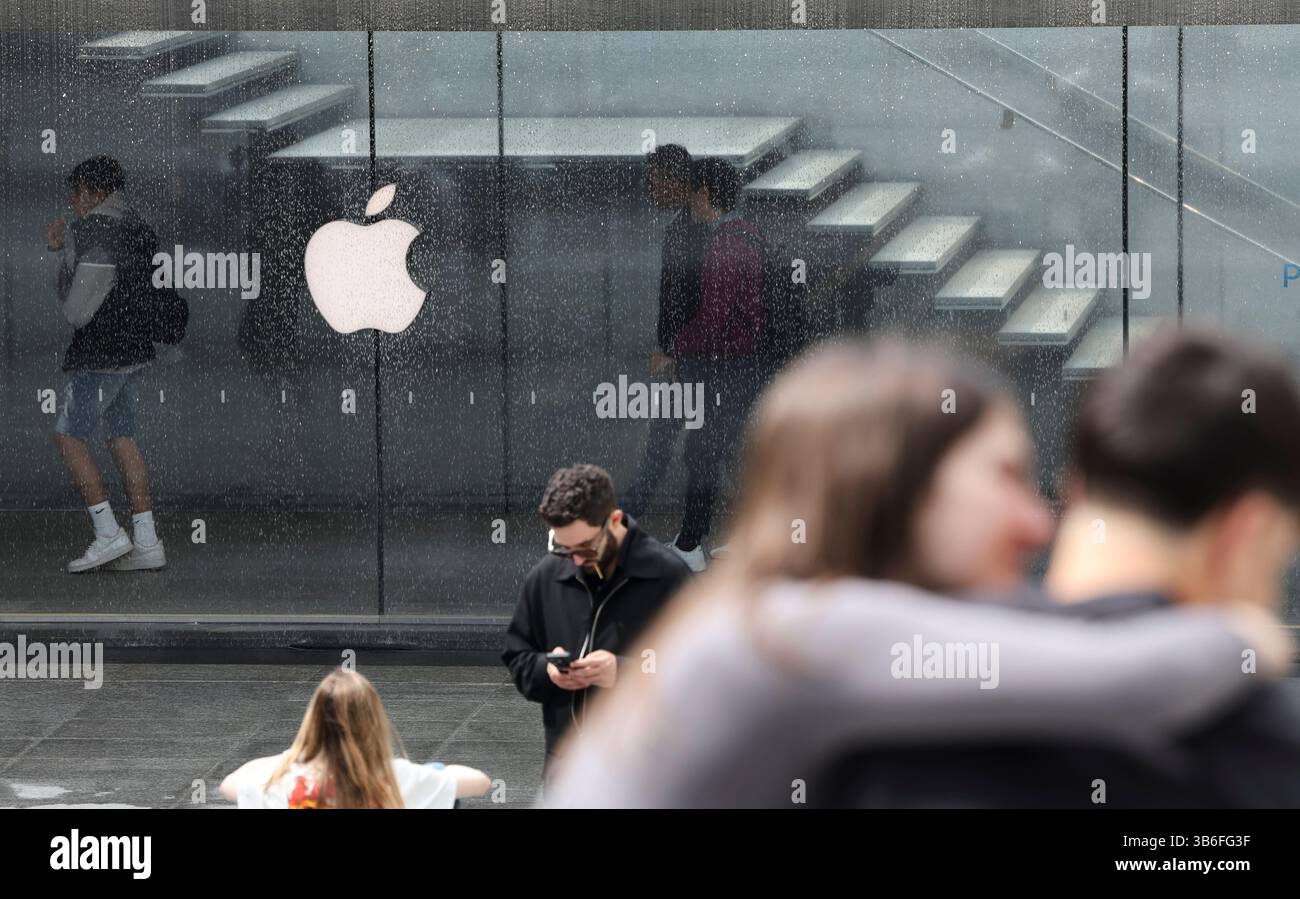 Milano. 12 aprile 2025. Questa foto scattata il 12 aprile 2025 mostra un Apple store a Milano, Italia. Giovedì Apple ha annunciato i risultati finanziari per il suo secondo trimestre fiscale 2025 29, con un fatturato trimestrale di 95,36 miliardi di dollari, con un aumento dell'8% rispetto all'anno precedente. Tuttavia, il prezzo delle azioni di Apple è sceso del 3,74% dopo aver perso le aspettative di fatturato nella sua divisione servizi e aver avvertito di ulteriori 900 milioni di dollari in costi questo trimestre a causa delle tariffe. Crediti: Li Jing/Xinhua/Alamy Live News Foto Stock