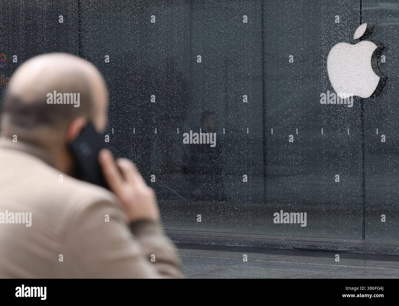 Milano. 12 aprile 2025. Questa foto scattata il 12 aprile 2025 mostra un Apple store a Milano, Italia. Giovedì Apple ha annunciato i risultati finanziari per il suo secondo trimestre fiscale 2025 29, con un fatturato trimestrale di 95,36 miliardi di dollari, con un aumento dell'8% rispetto all'anno precedente. Tuttavia, il prezzo delle azioni di Apple è sceso del 3,74% dopo aver perso le aspettative di fatturato nella sua divisione servizi e aver avvertito di ulteriori 900 milioni di dollari in costi questo trimestre a causa delle tariffe. Crediti: Li Jing/Xinhua/Alamy Live News Foto Stock