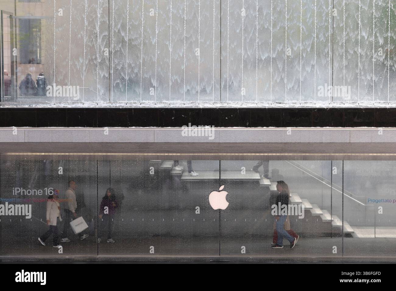 Milano. 12 aprile 2025. Questa foto scattata il 12 aprile 2025 mostra le persone che visitano un Apple store a Milano, in Italia. Giovedì Apple ha annunciato i risultati finanziari per il suo secondo trimestre fiscale 2025 29, con un fatturato trimestrale di 95,36 miliardi di dollari, con un aumento dell'8% rispetto all'anno precedente. Tuttavia, il prezzo delle azioni di Apple è sceso del 3,74% dopo aver perso le aspettative di fatturato nella sua divisione servizi e aver avvertito di ulteriori 900 milioni di dollari in costi questo trimestre a causa delle tariffe. Crediti: Li Jing/Xinhua/Alamy Live News Foto Stock