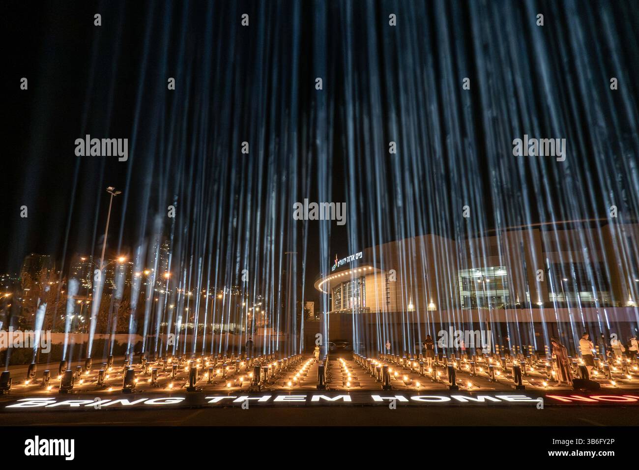 26 ottobre 2023, Gerusalemme, Israele: Un'installazione intitolata Lights of Hope proietta 224 fasci di luce per 224 secondi ogni ora in solidarietà con gli ostaggi nelle mani di Hamas della Striscia di Gaza e delle loro famiglie. Israele è impegnato in una guerra contro Hamas a seguito di un massiccio fuoco missilistico dalla Striscia di Gaza in Israele, infiltrazione di uomini armati nel territorio israeliano, massacro di donne e bambini civili nelle loro case e presa in ostaggio di 224 civili e soldati. 300.000 riservisti sono stati dispiegati e l’aviazione israeliana sta bombardando massicciamente Gaza in preparazione della prossima fase o Foto Stock