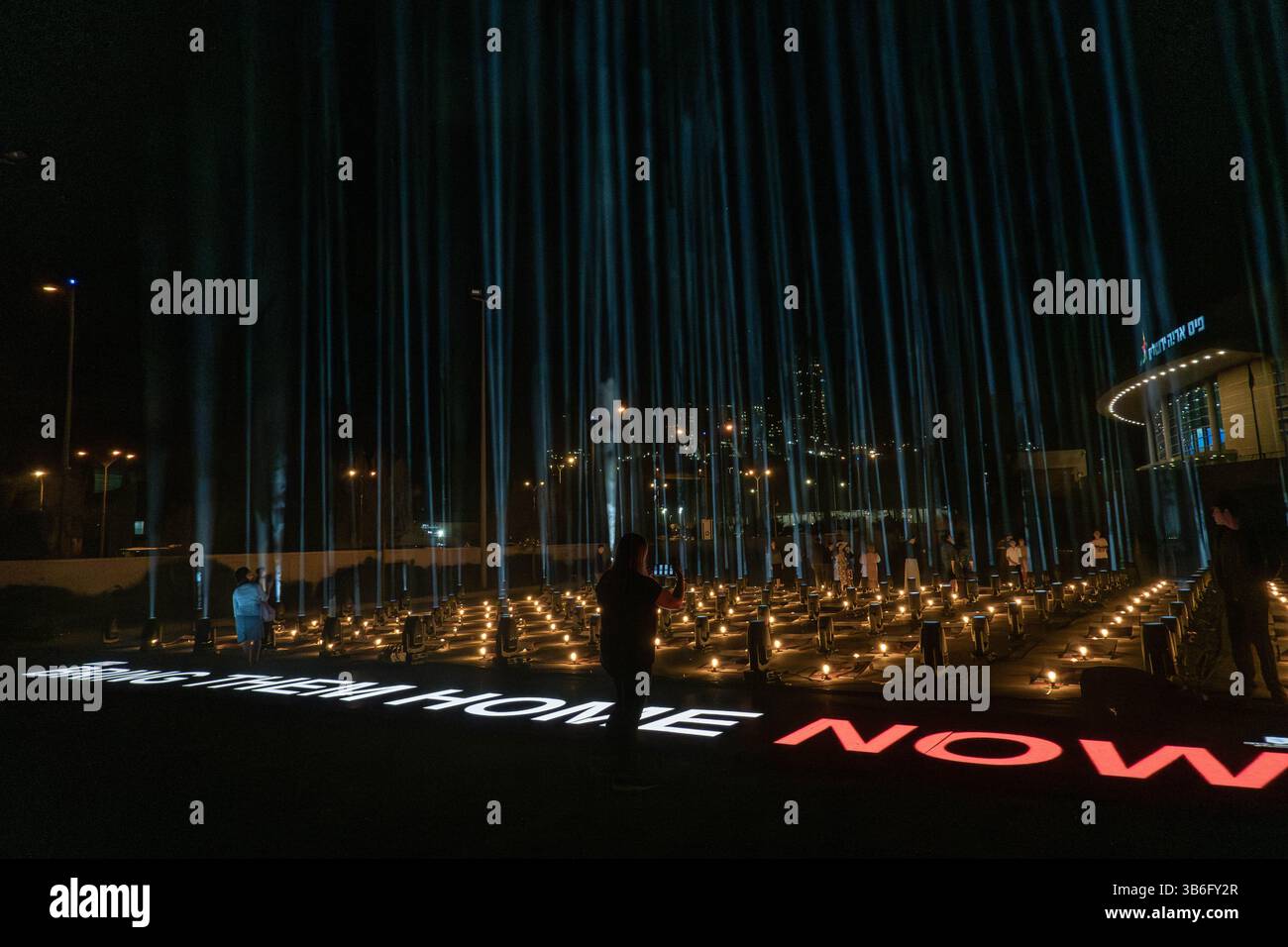 26 ottobre 2023, Gerusalemme, Israele: Un'installazione intitolata Lights of Hope proietta 224 fasci di luce per 224 secondi ogni ora in solidarietà con gli ostaggi nelle mani di Hamas della Striscia di Gaza e delle loro famiglie. Israele è impegnato in una guerra contro Hamas a seguito di un massiccio fuoco missilistico dalla Striscia di Gaza in Israele, infiltrazione di uomini armati nel territorio israeliano, massacro di donne e bambini civili nelle loro case e presa in ostaggio di 224 civili e soldati. 300.000 riservisti sono stati dispiegati e l’aviazione israeliana sta bombardando massicciamente Gaza in preparazione della prossima fase o Foto Stock