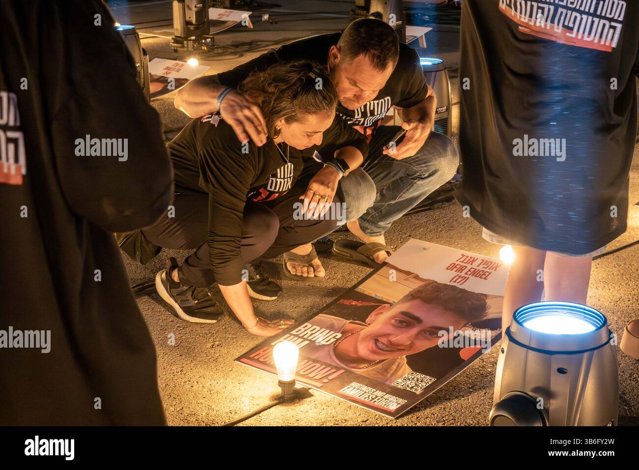 26 ottobre 2023, Gerusalemme, Israele: Un'installazione intitolata Lights of Hope proietta 224 fasci di luce per 224 secondi ogni ora in solidarietà con gli ostaggi nelle mani di Hamas della Striscia di Gaza e delle loro famiglie. Israele è impegnato in una guerra contro Hamas a seguito di un massiccio fuoco missilistico dalla Striscia di Gaza in Israele, infiltrazione di uomini armati nel territorio israeliano, massacro di donne e bambini civili nelle loro case e presa in ostaggio di 224 civili e soldati. 300.000 riservisti sono stati dispiegati e l’aviazione israeliana sta bombardando massicciamente Gaza in preparazione della prossima fase o Foto Stock