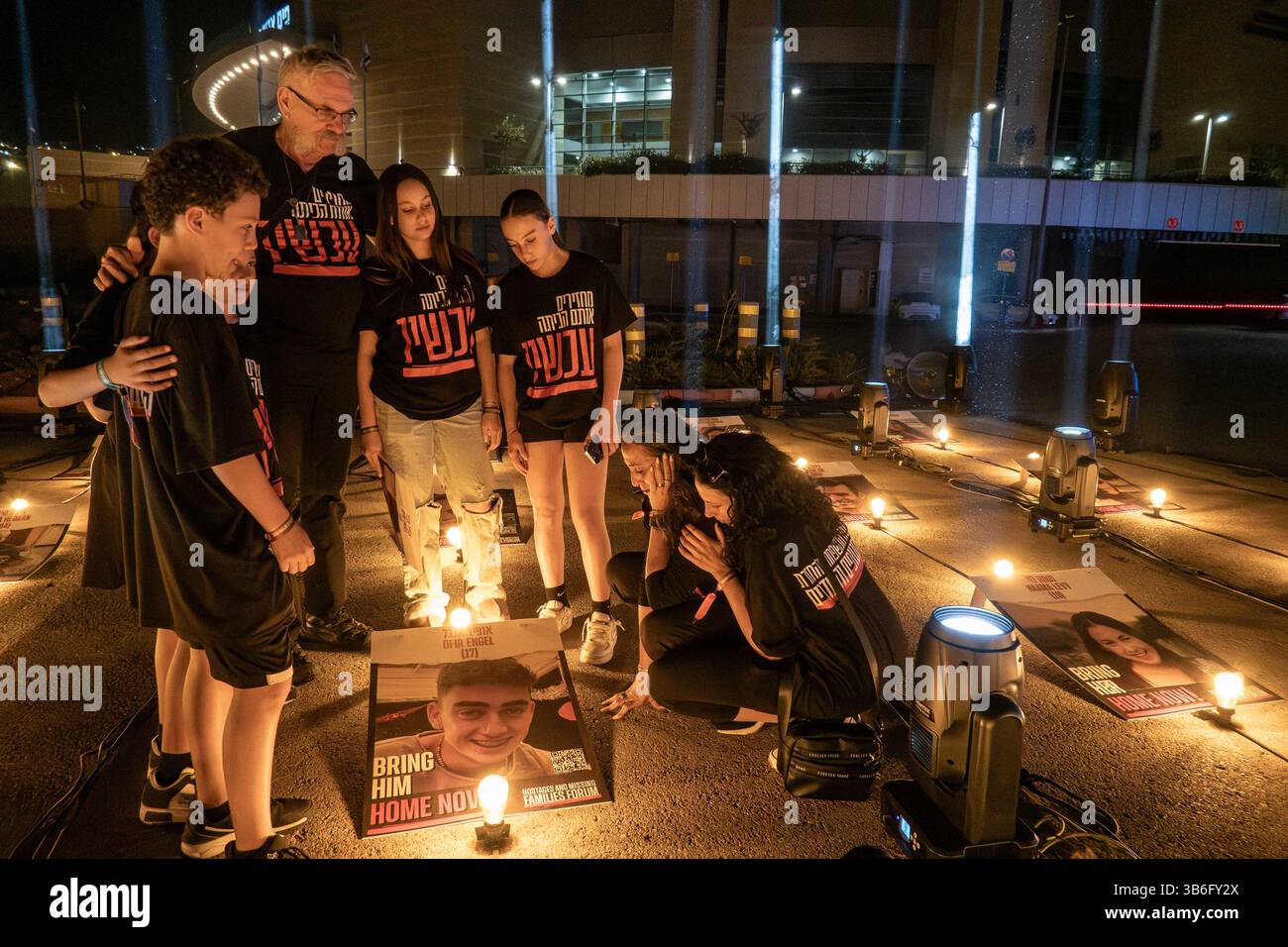 26 ottobre 2023, Gerusalemme, Israele: Un'installazione intitolata Lights of Hope proietta 224 fasci di luce per 224 secondi ogni ora in solidarietà con gli ostaggi nelle mani di Hamas della Striscia di Gaza e delle loro famiglie. Israele è impegnato in una guerra contro Hamas a seguito di un massiccio fuoco missilistico dalla Striscia di Gaza in Israele, infiltrazione di uomini armati nel territorio israeliano, massacro di donne e bambini civili nelle loro case e presa in ostaggio di 224 civili e soldati. 300.000 riservisti sono stati dispiegati e l’aviazione israeliana sta bombardando massicciamente Gaza in preparazione della prossima fase o Foto Stock