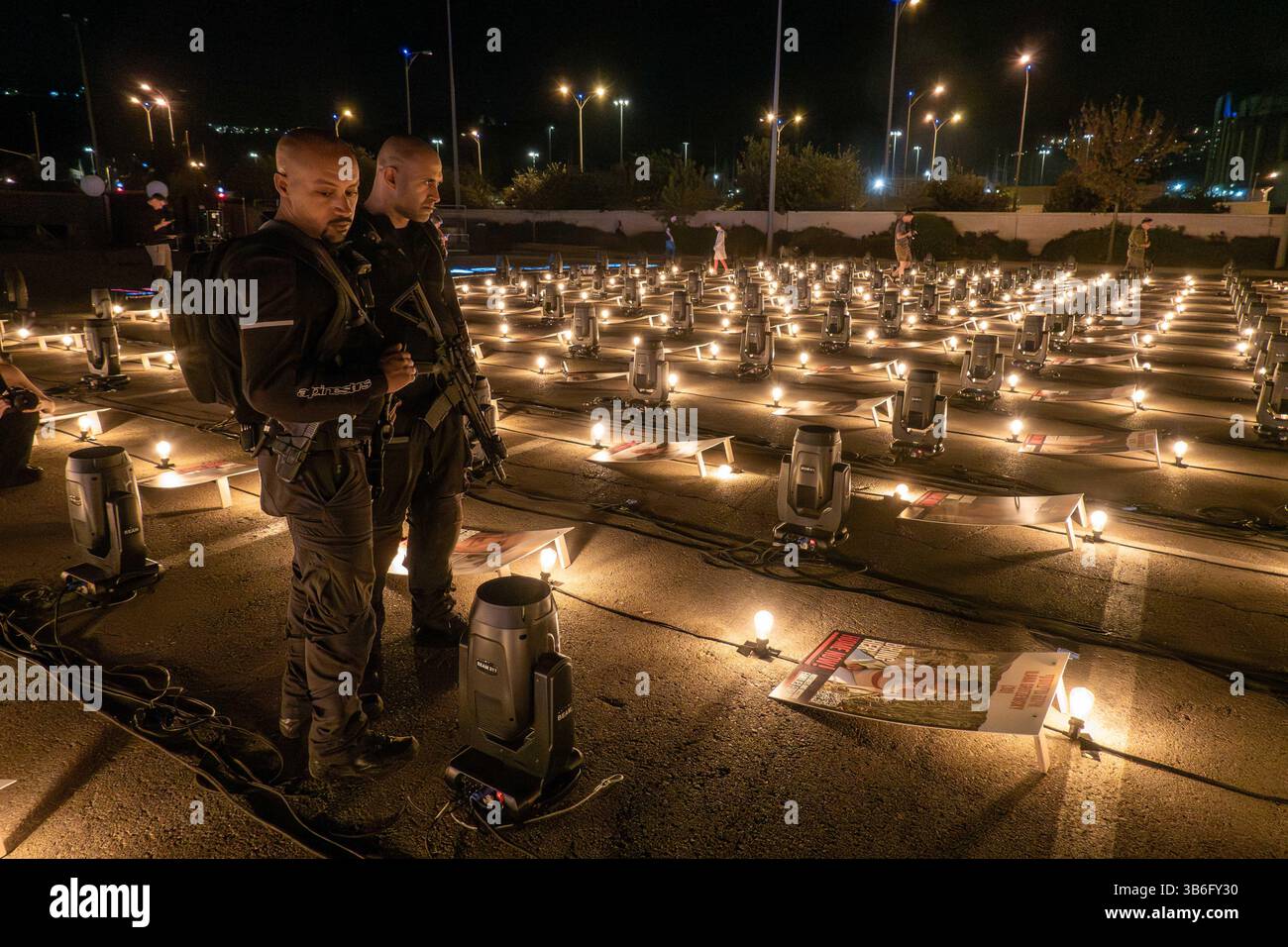 26 ottobre 2023, Gerusalemme, Israele: Soldati in piedi in un'installazione intitolata Lights of Hope che proietta 224 fasci di luce per 224 secondi ogni ora in solidarietà con gli ostaggi nelle mani di Hamas della Striscia di Gaza e delle loro famiglie. Israele è impegnato in una guerra contro Hamas a seguito di un massiccio fuoco missilistico dalla Striscia di Gaza in Israele, infiltrazione di uomini armati nel territorio israeliano, massacro di donne e bambini civili nelle loro case e presa in ostaggio di 224 civili e soldati. 300.000 riservisti sono stati dispiegati e l’aviazione israeliana sta bombardando massicciamente Gaza in preparazione Foto Stock