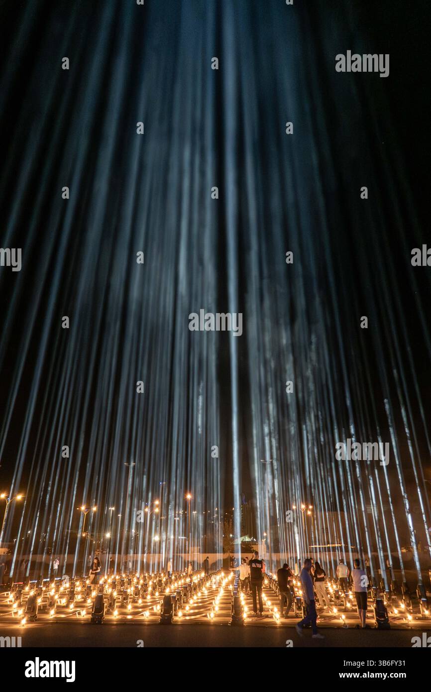 26 ottobre 2023, Gerusalemme, Israele: Un'installazione intitolata Lights of Hope proietta 224 fasci di luce per 224 secondi ogni ora in solidarietà con gli ostaggi nelle mani di Hamas della Striscia di Gaza e delle loro famiglie. Israele è impegnato in una guerra contro Hamas a seguito di un massiccio fuoco missilistico dalla Striscia di Gaza in Israele, infiltrazione di uomini armati nel territorio israeliano, massacro di donne e bambini civili nelle loro case e presa in ostaggio di 224 civili e soldati. 300.000 riservisti sono stati dispiegati e l’aviazione israeliana sta bombardando massicciamente Gaza in preparazione della prossima fase o Foto Stock