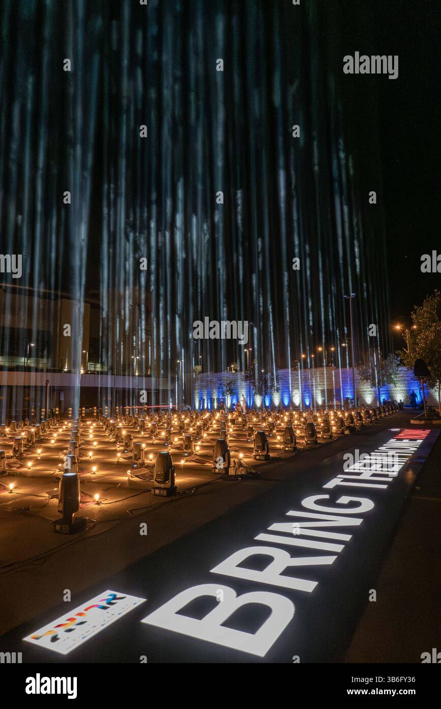 26 ottobre 2023, Gerusalemme, Israele: Un'installazione intitolata Lights of Hope proietta 224 fasci di luce per 224 secondi ogni ora in solidarietà con gli ostaggi nelle mani di Hamas della Striscia di Gaza e delle loro famiglie. Israele è impegnato in una guerra contro Hamas a seguito di un massiccio fuoco missilistico dalla Striscia di Gaza in Israele, infiltrazione di uomini armati nel territorio israeliano, massacro di donne e bambini civili nelle loro case e presa in ostaggio di 224 civili e soldati. 300.000 riservisti sono stati dispiegati e l’aviazione israeliana sta bombardando massicciamente Gaza in preparazione della prossima fase o Foto Stock