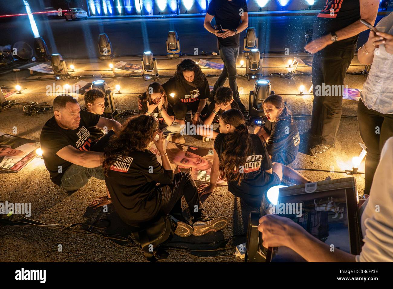 26 ottobre 2023, Gerusalemme, Israele: Un'installazione intitolata Lights of Hope proietta 224 fasci di luce per 224 secondi ogni ora in solidarietà con gli ostaggi nelle mani di Hamas della Striscia di Gaza e delle loro famiglie. Israele è impegnato in una guerra contro Hamas a seguito di un massiccio fuoco missilistico dalla Striscia di Gaza in Israele, infiltrazione di uomini armati nel territorio israeliano, massacro di donne e bambini civili nelle loro case e presa in ostaggio di 224 civili e soldati. 300.000 riservisti sono stati dispiegati e l’aviazione israeliana sta bombardando massicciamente Gaza in preparazione della prossima fase o Foto Stock