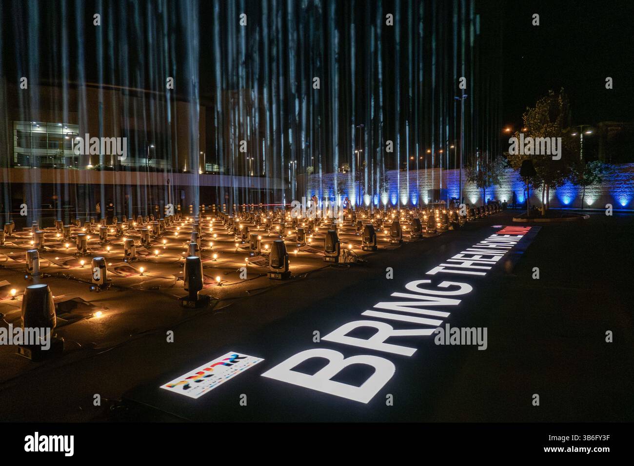 26 ottobre 2023, Gerusalemme, Israele: Un'installazione intitolata Lights of Hope proietta 224 fasci di luce per 224 secondi ogni ora in solidarietà con gli ostaggi nelle mani di Hamas della Striscia di Gaza e delle loro famiglie. Israele è impegnato in una guerra contro Hamas a seguito di un massiccio fuoco missilistico dalla Striscia di Gaza in Israele, infiltrazione di uomini armati nel territorio israeliano, massacro di donne e bambini civili nelle loro case e presa in ostaggio di 224 civili e soldati. 300.000 riservisti sono stati dispiegati e l’aviazione israeliana sta bombardando massicciamente Gaza in preparazione della prossima fase o Foto Stock