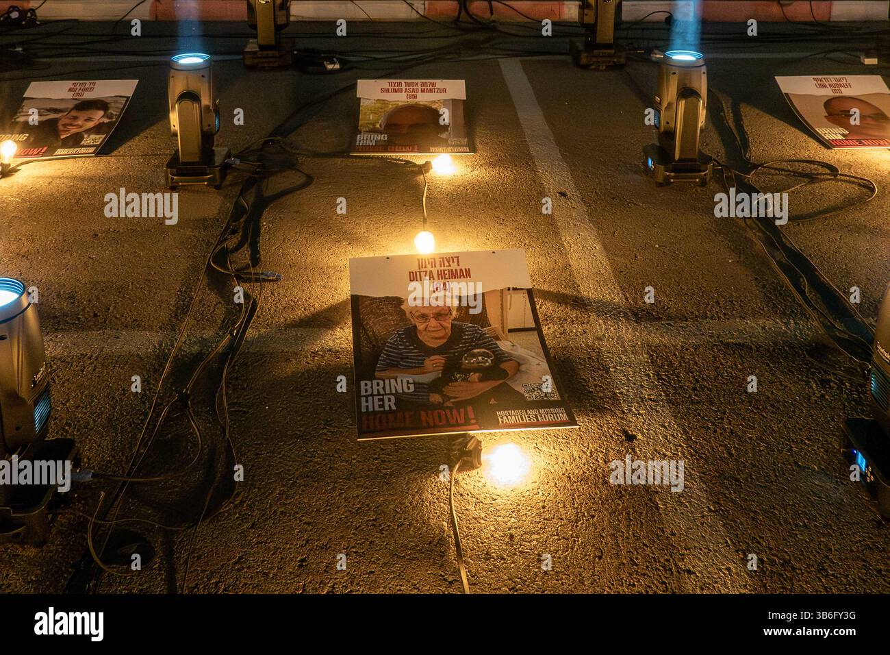 26 ottobre 2023, Gerusalemme, Israele: Un'installazione intitolata Lights of Hope proietta 224 fasci di luce per 224 secondi ogni ora in solidarietà con gli ostaggi nelle mani di Hamas della Striscia di Gaza e delle loro famiglie. Israele è impegnato in una guerra contro Hamas a seguito di un massiccio fuoco missilistico dalla Striscia di Gaza in Israele, infiltrazione di uomini armati nel territorio israeliano, massacro di donne e bambini civili nelle loro case e presa in ostaggio di 224 civili e soldati. 300.000 riservisti sono stati dispiegati e l’aviazione israeliana sta bombardando massicciamente Gaza in preparazione della prossima fase o Foto Stock