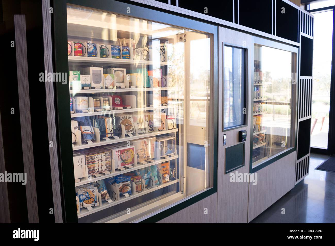 Los Angeles, California, Stati Uniti - 11-03-2019: Vista di un distributore commerciale con una varietà di prodotti impulsivi. Foto Stock