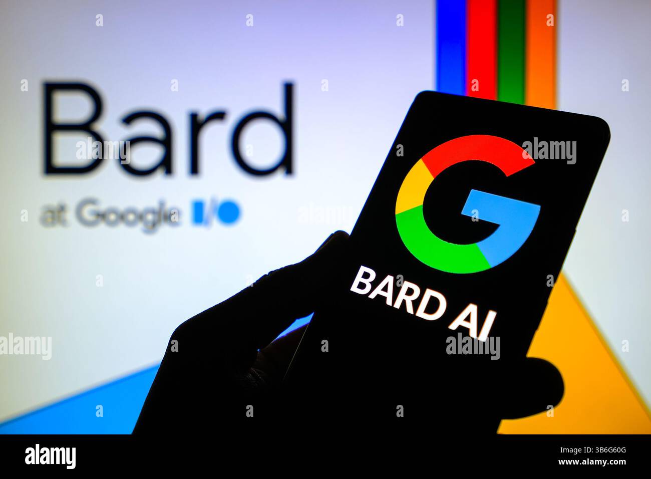 20 settembre 2023, Ahmedabad, Gujarat, India: In questa foto, il Bard di Google viene visualizzato su uno smartphone, con Bard ai visibile sullo sfondo. Google ha lanciato una serie di nuove funzionalità per Bard, il suo chatbot basato sull'intelligenza artificiale. Questo strumento è progettato da Google per simulare le conversazioni umane utilizzando l'elaborazione del linguaggio naturale e l'apprendimento automatico. (Immagine di credito: © Saurabh Sirohiya/ZUMA Press Wire) Foto Stock