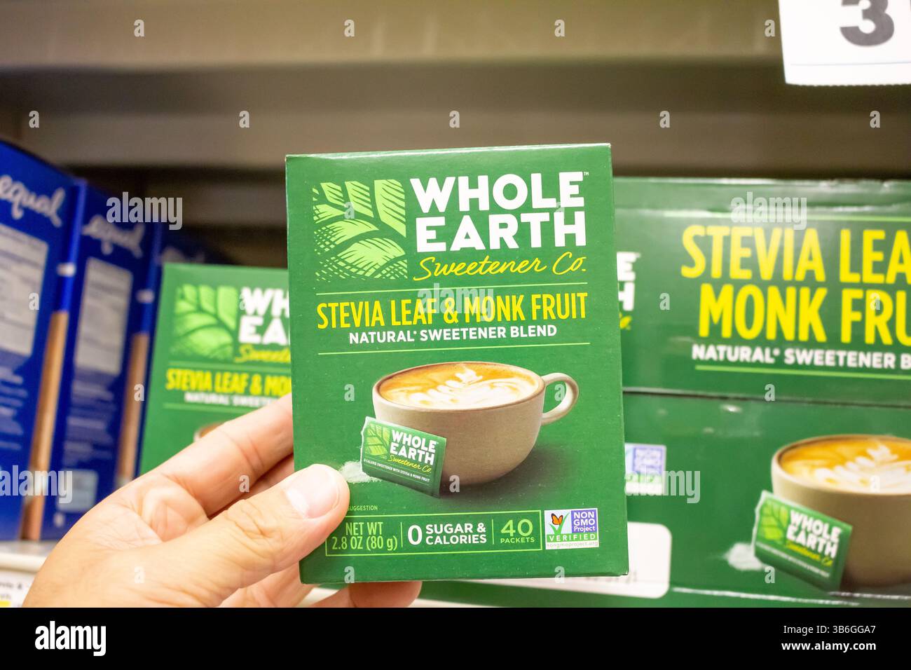 Los Angeles, California, Stati Uniti - 11-18-2019: Una vista di una mano che regge un pacchetto di foglie di stevia della Terra intera e dolcificante di frutta monaca. Foto Stock